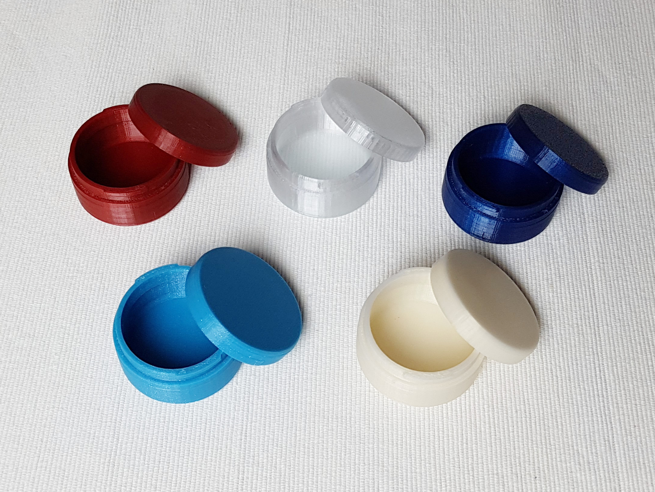 Miniature creme jar or pill box with bayonet connector lid