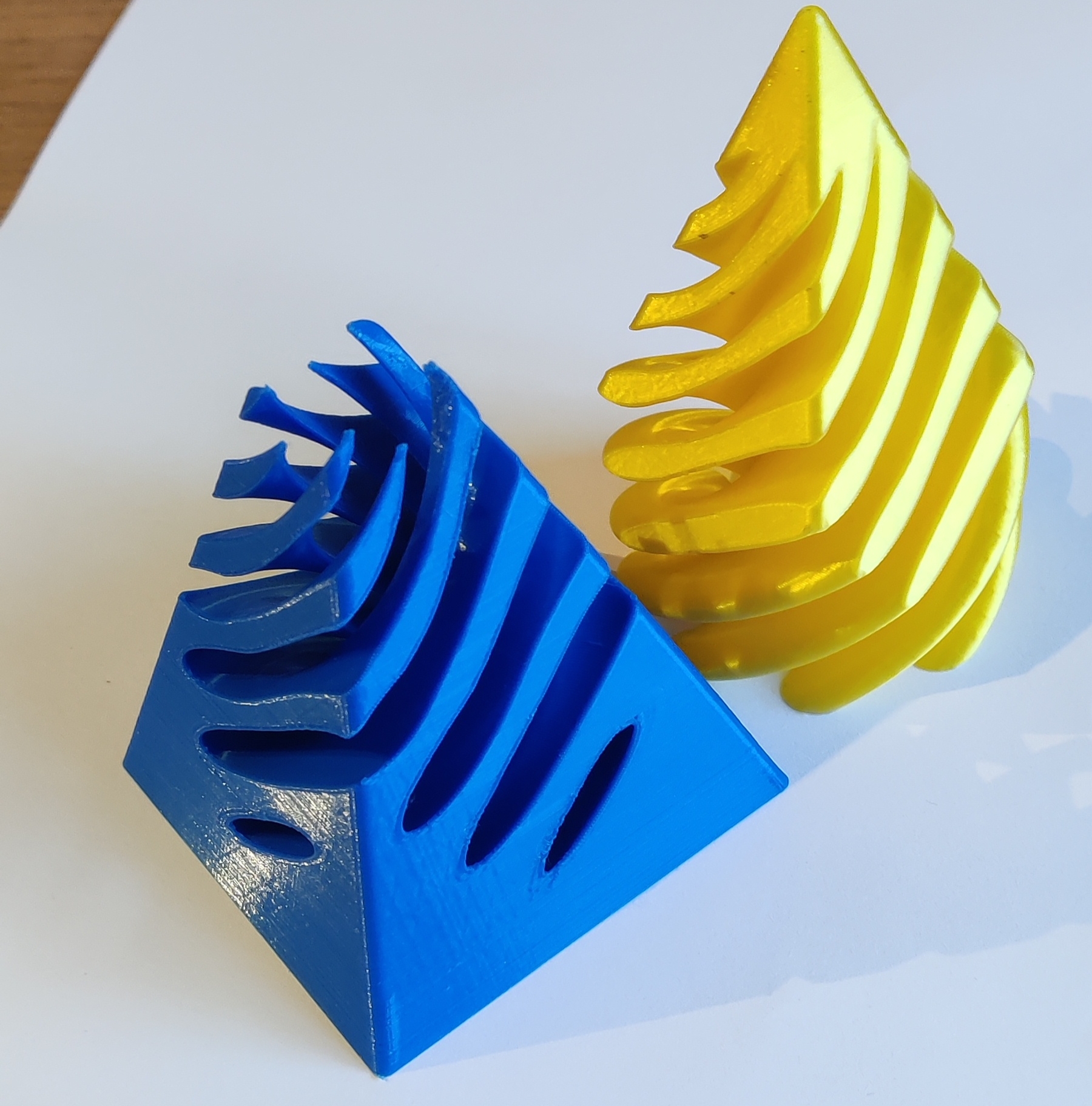 Pyramide rotative traversante - Turning pyramid going through each other