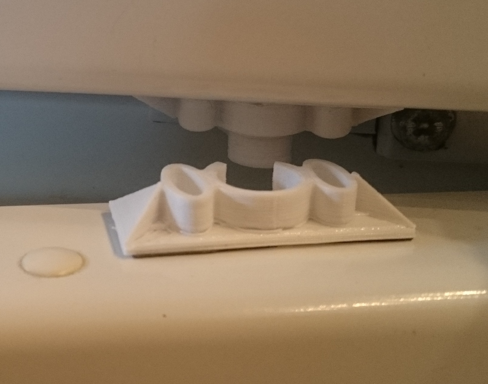 Fridge door latch (to ensure closing the door)