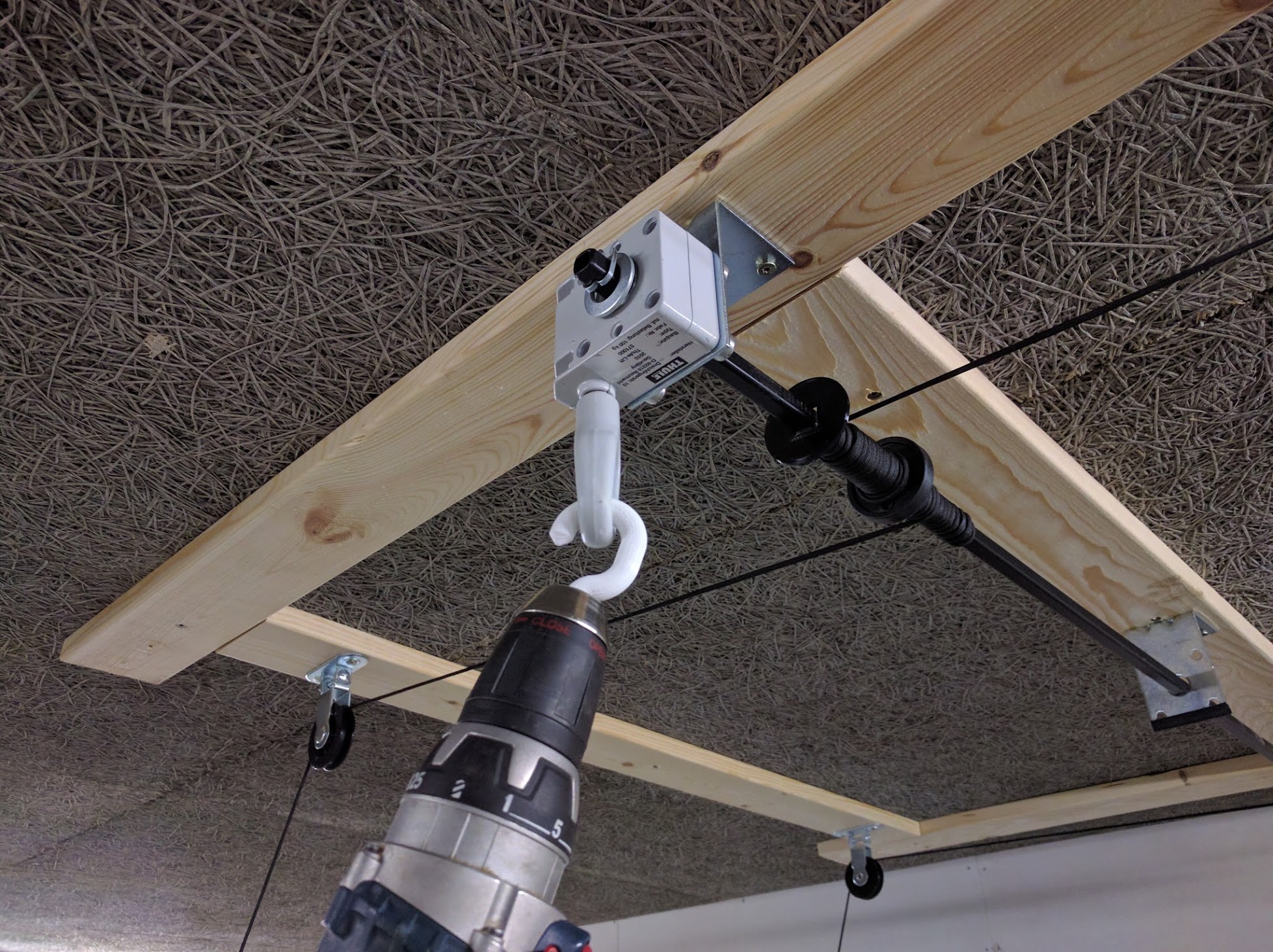 Thule tool adapter for roof box lift