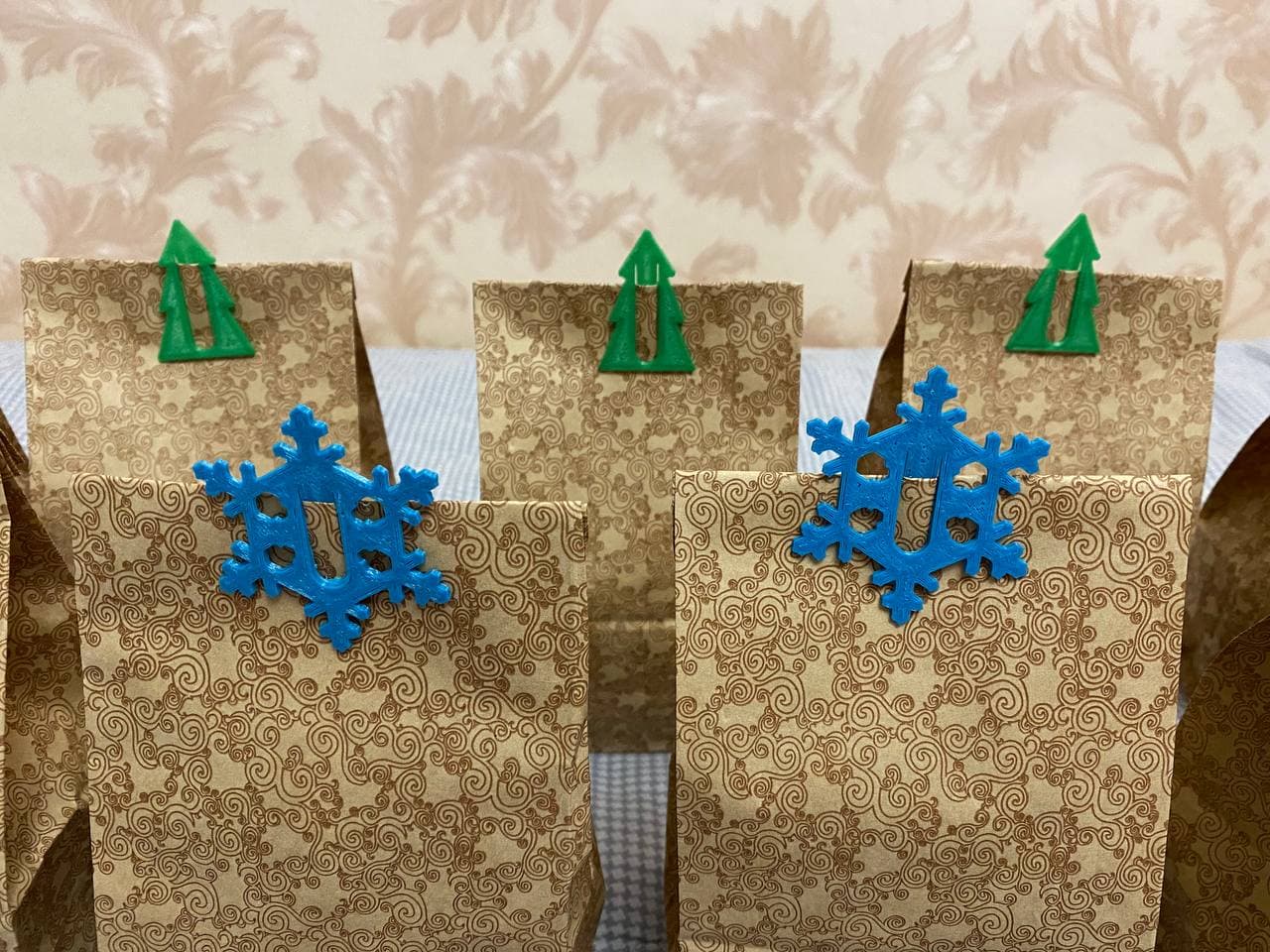 Christmas snowflake сlip for gift bags