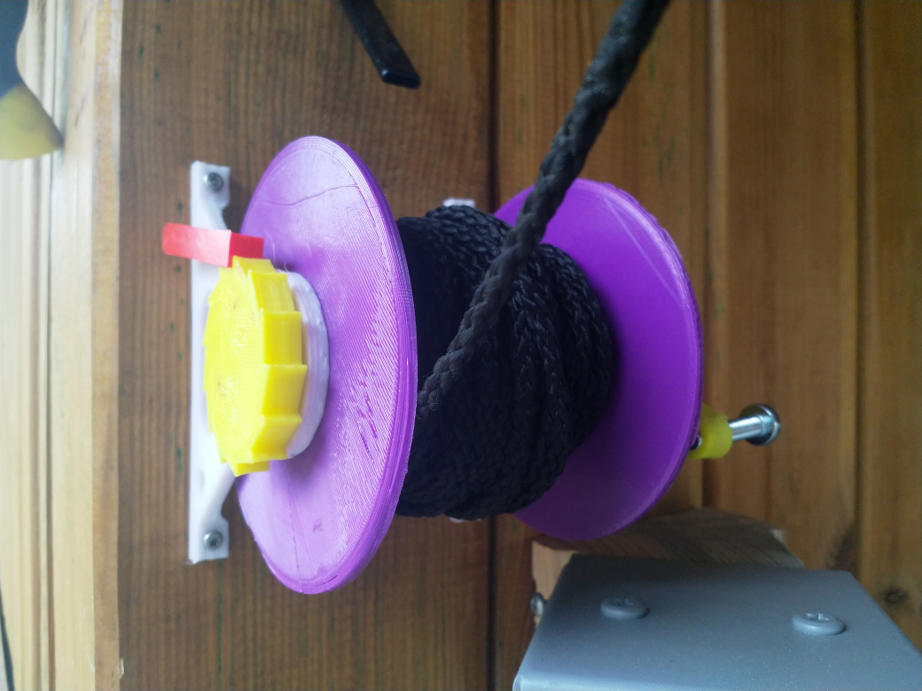 Manual reel with brake