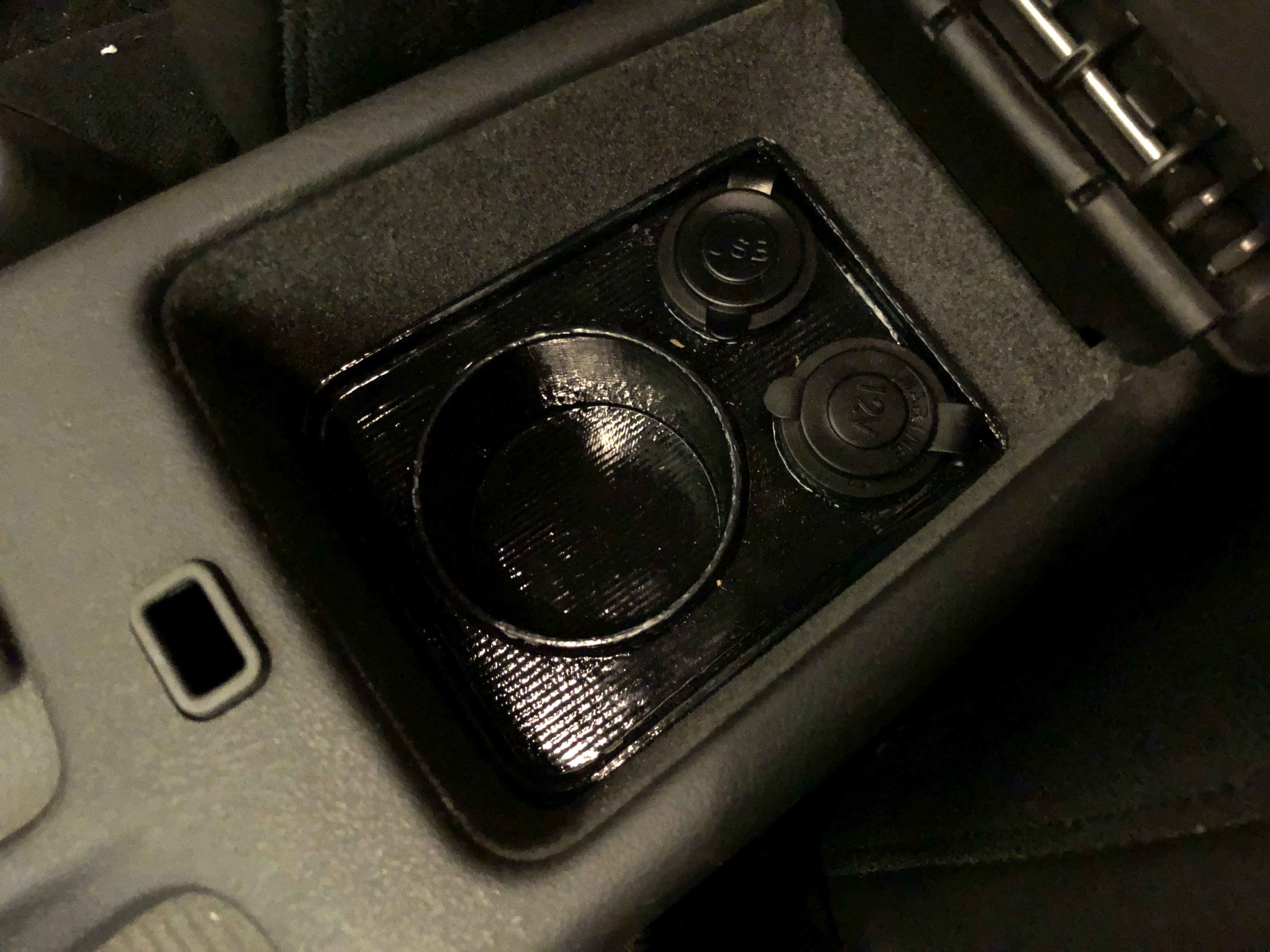 Volvo V40 Center console cupholder