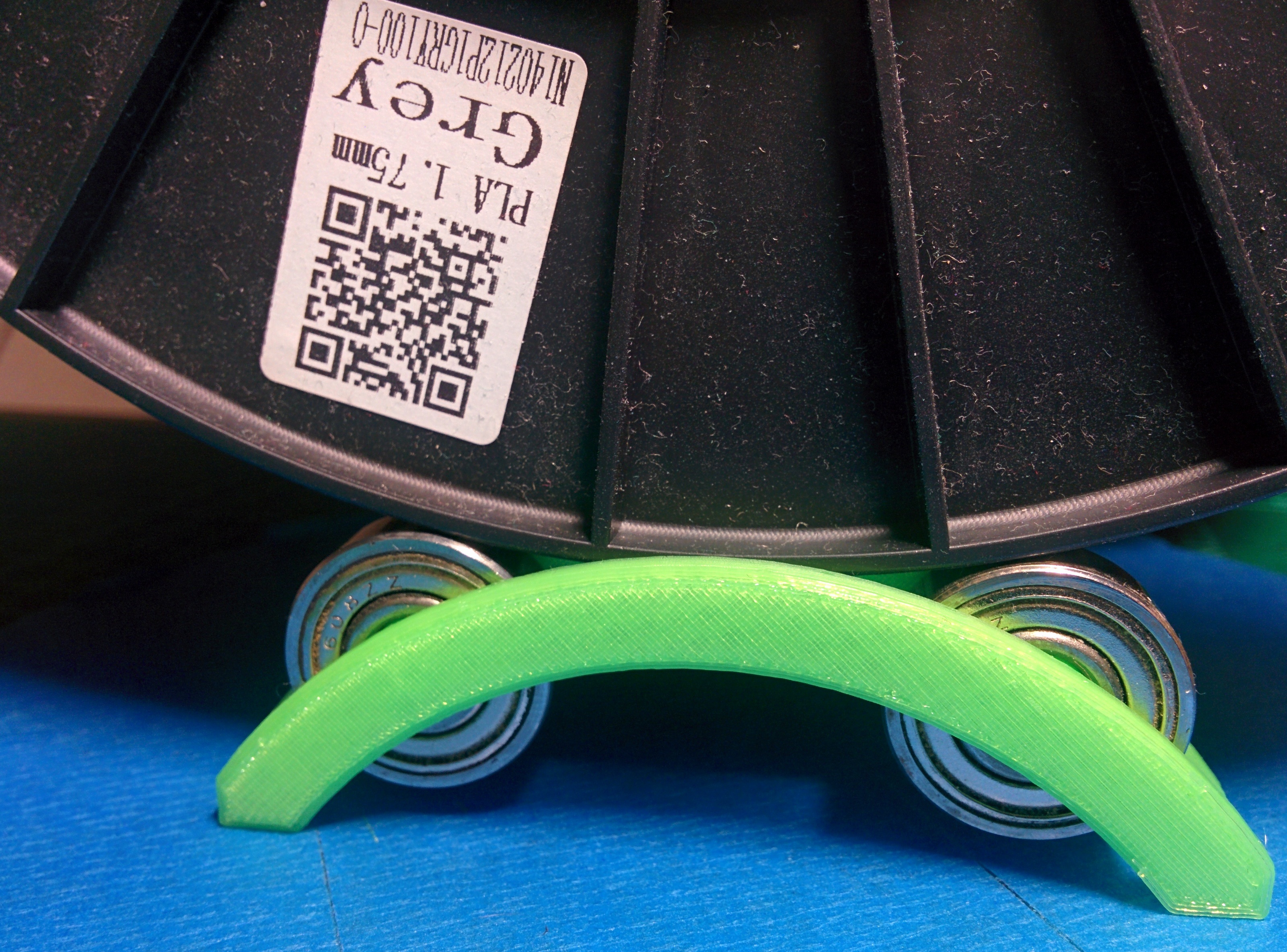 One piece spool holder