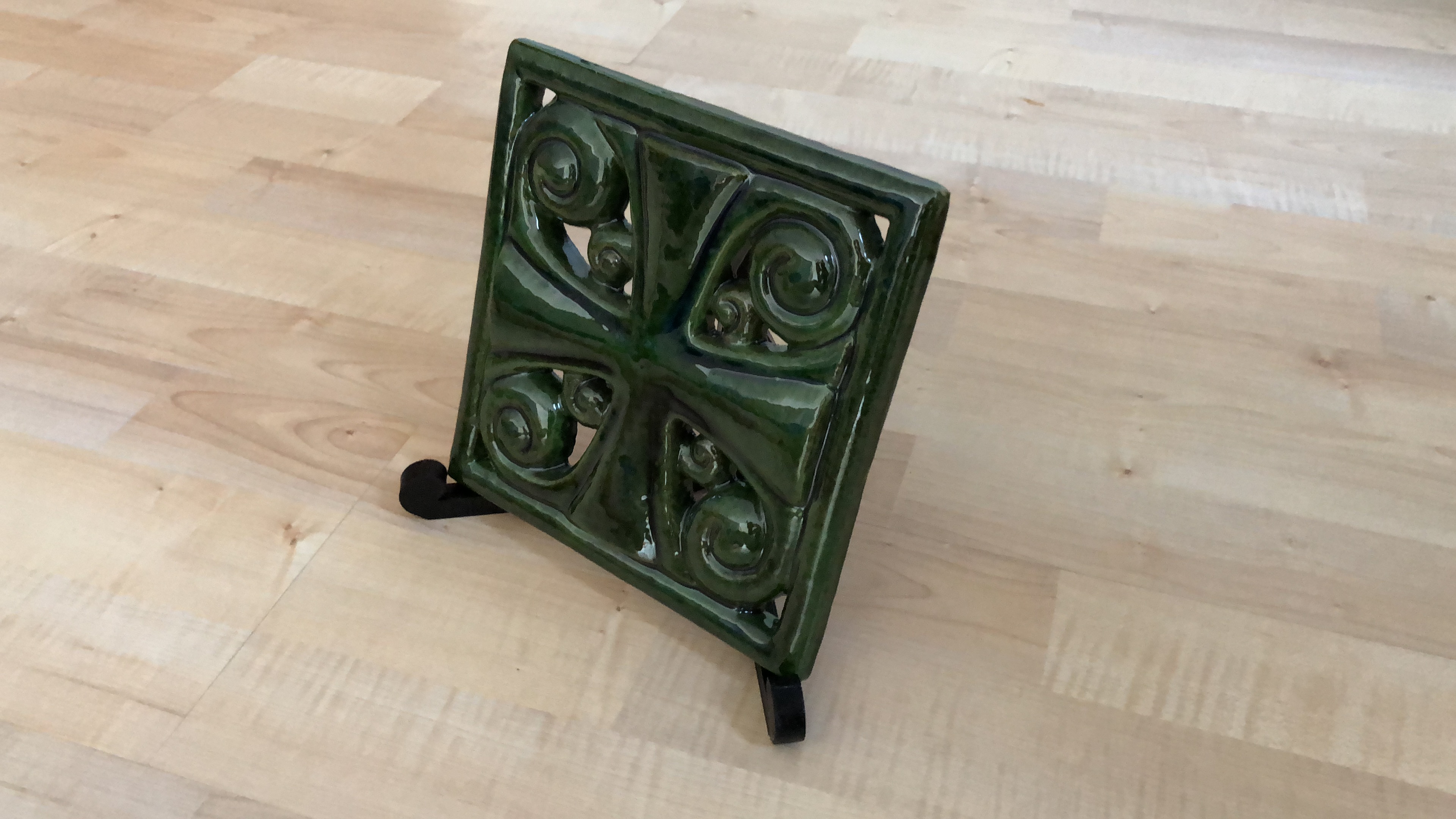 Art nouveau tile/plate stand