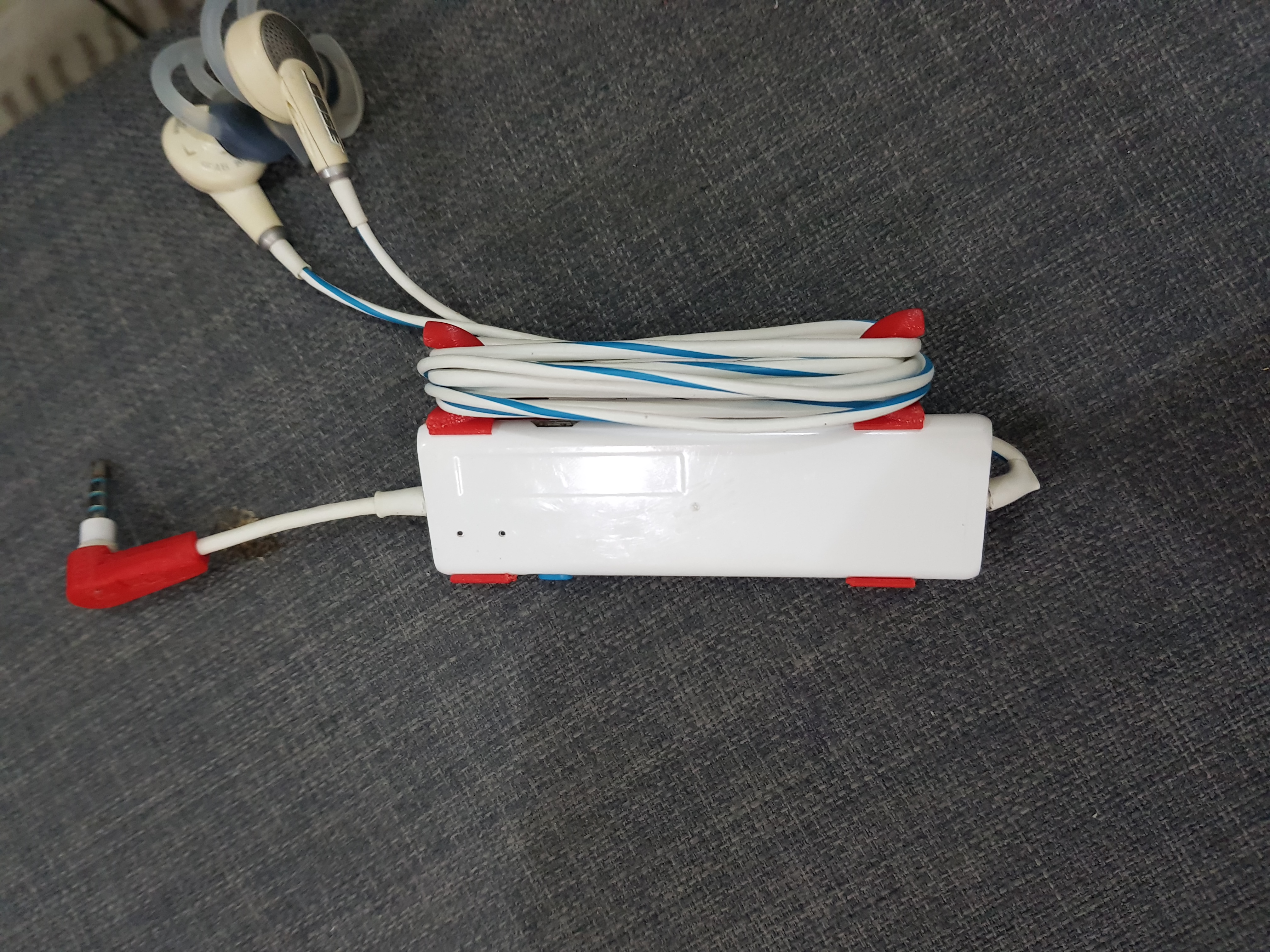 Cable management for (Bose QuietComfort 20)