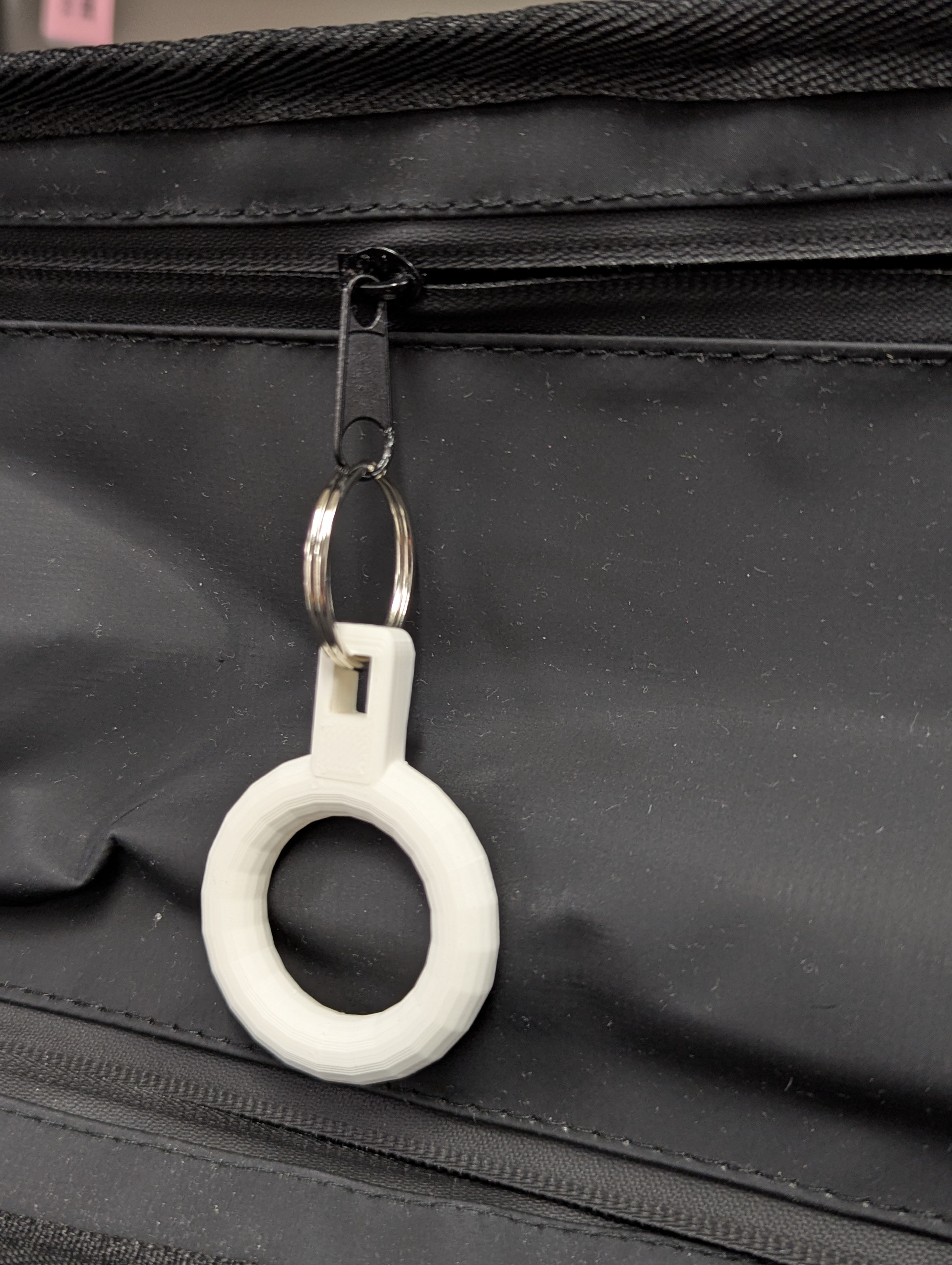 Arthritis zipper pull toggle