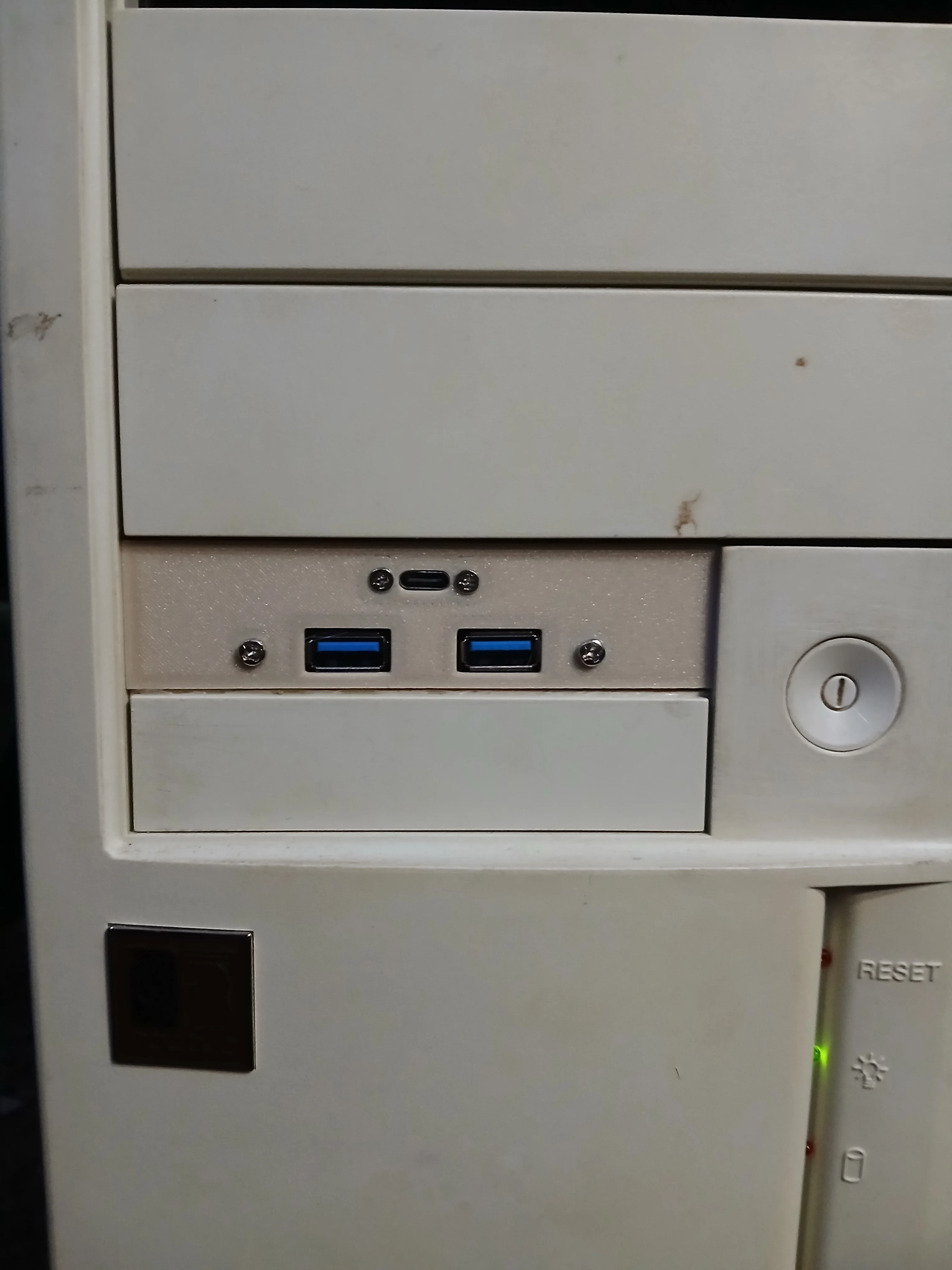 3.5" floppy drive bay cover with USB c and USB 3.0