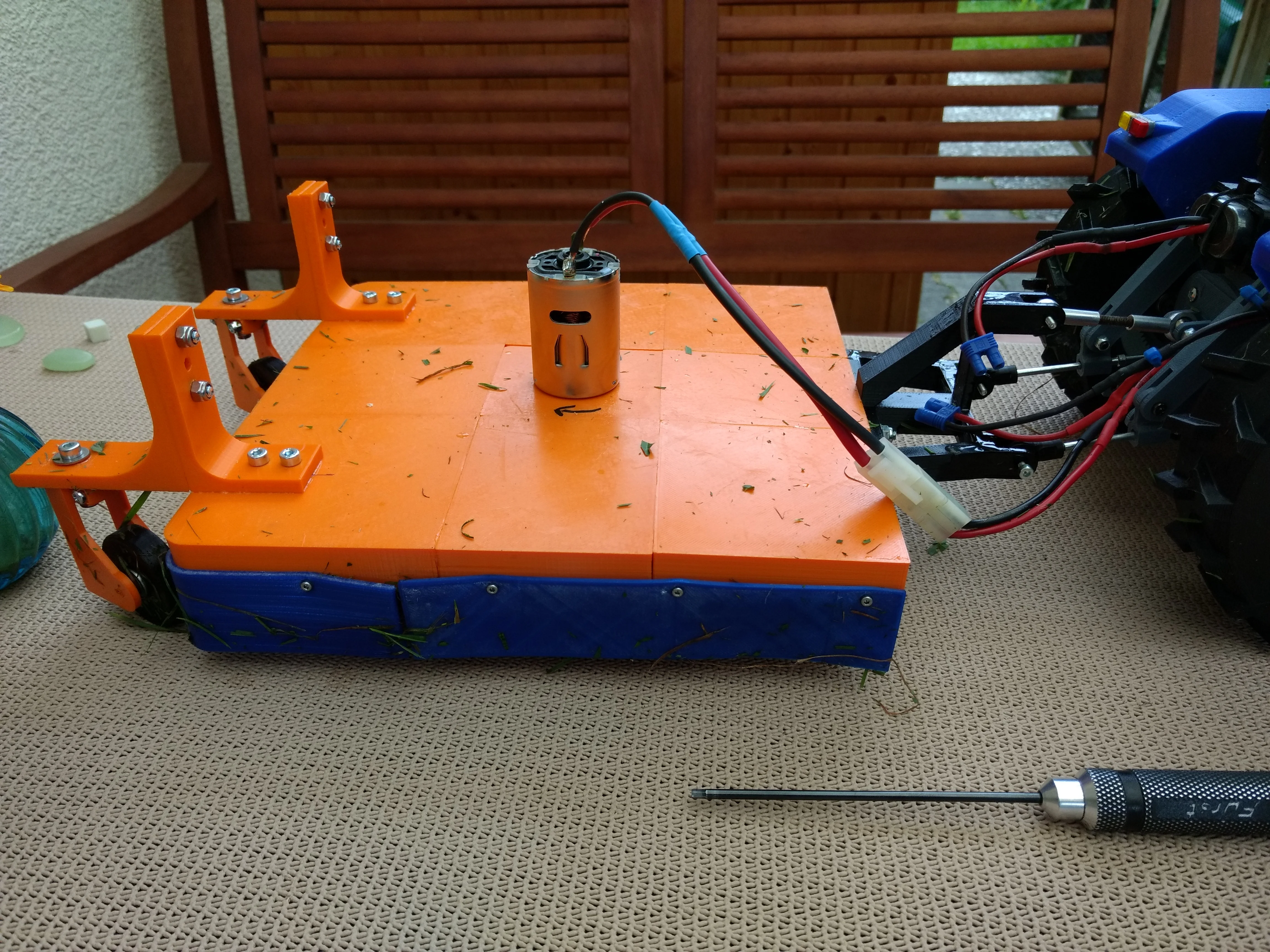Lawn mower for the OpenRC_Tractor and RC-Vehicles - Rasenmaeher für den OpenRC-Traktor