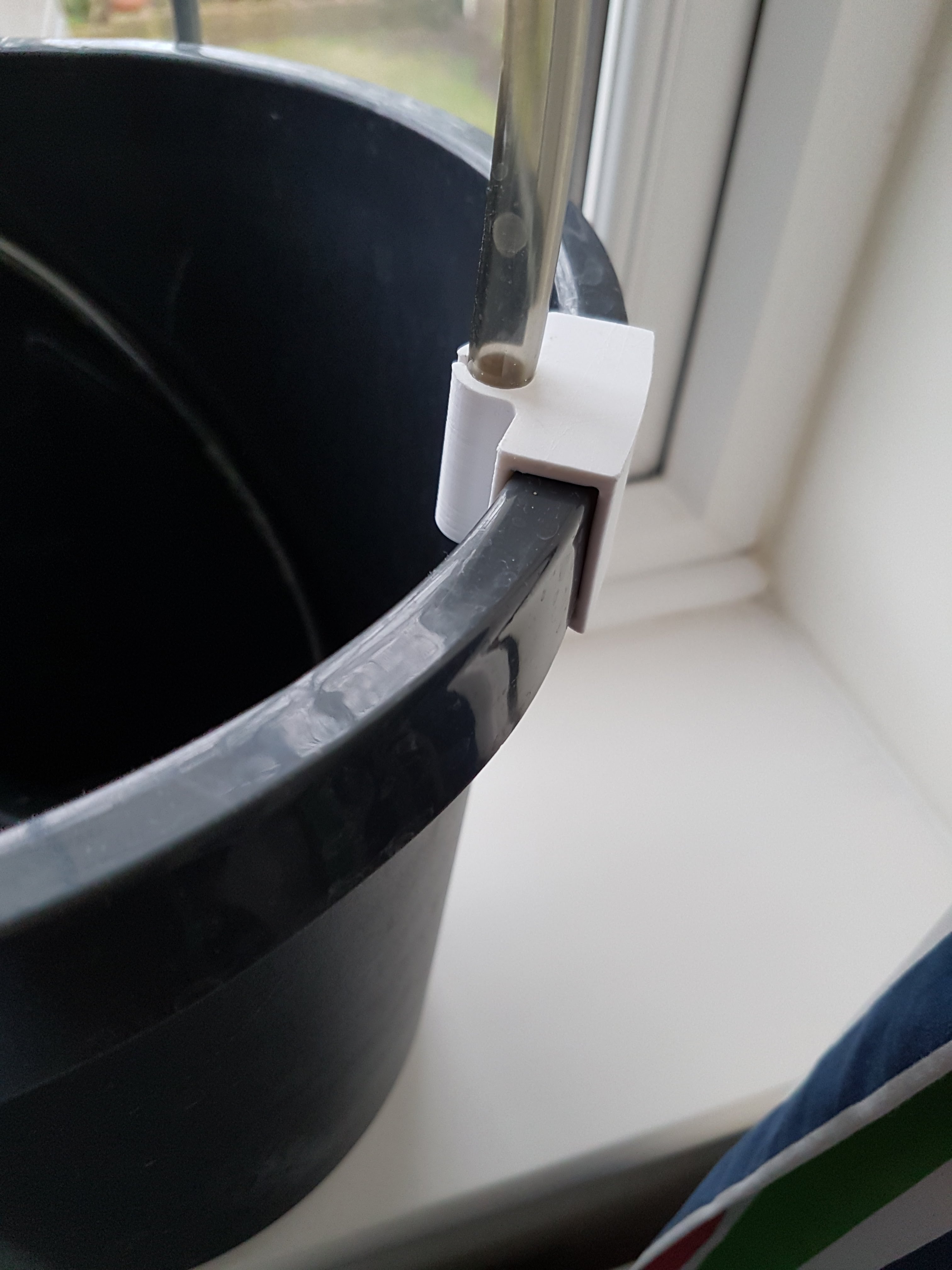Aquarium siphon hose clip