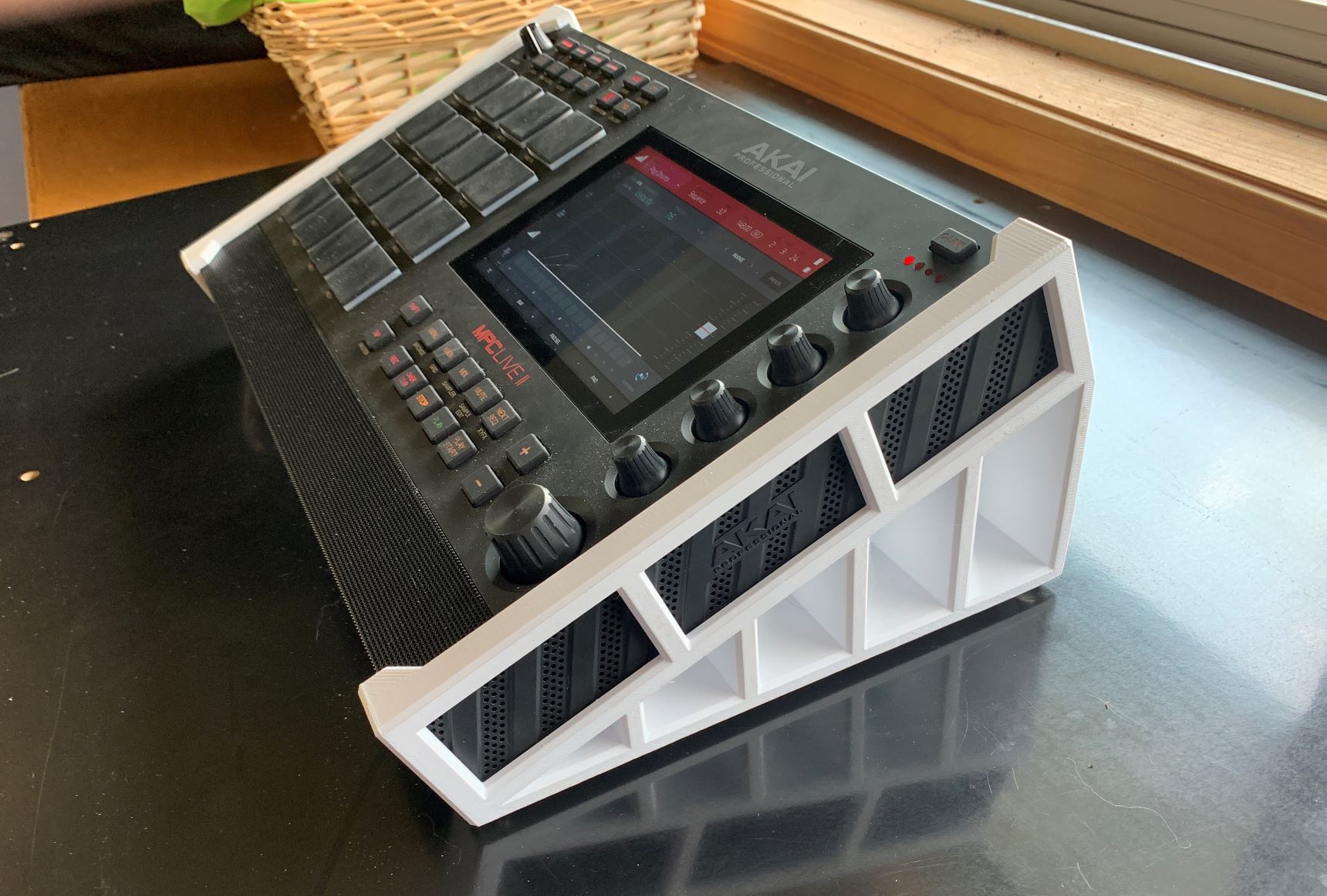 MPC Live 2 Stand