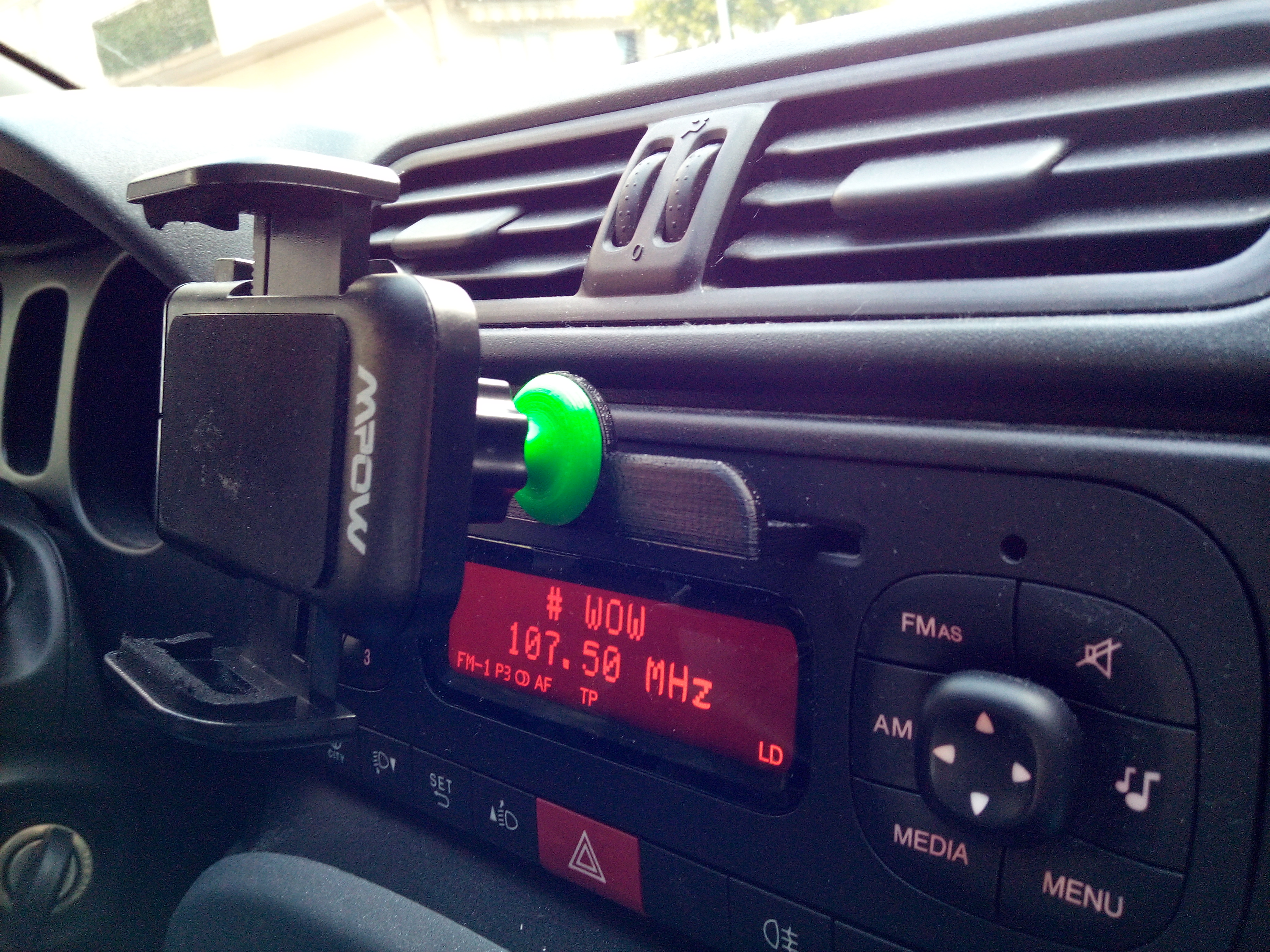 Adjustable Car Phone Holder for CD-car slot -- Porta cellulare regollabile per slot CD