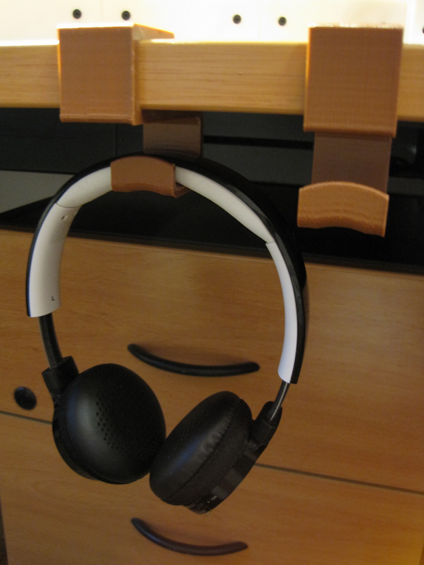 Headphone Hook improved for different shelf thickness