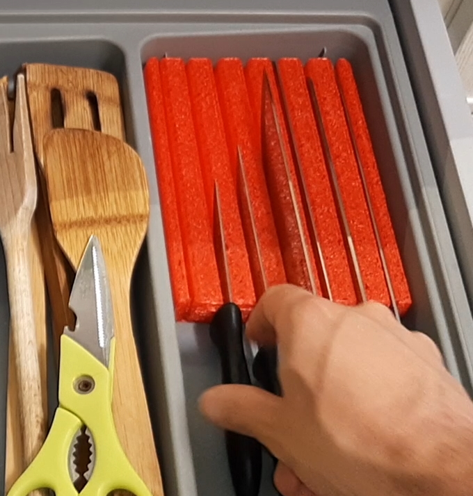 Knives holder