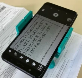 Suporte para uso do celular como lupa