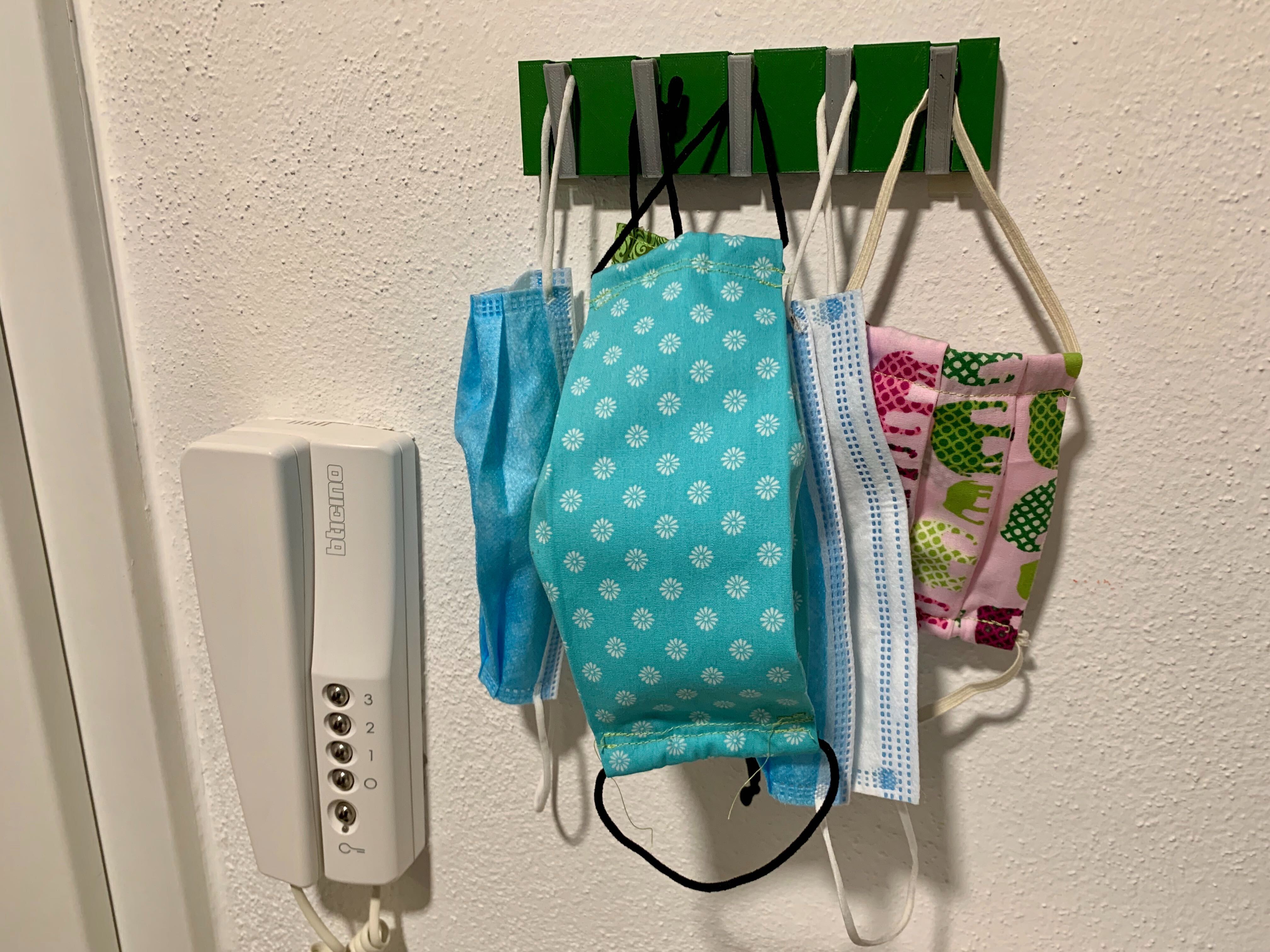 Spring loaded Mask Rack | Keychain Board | Masken-Garderobe
