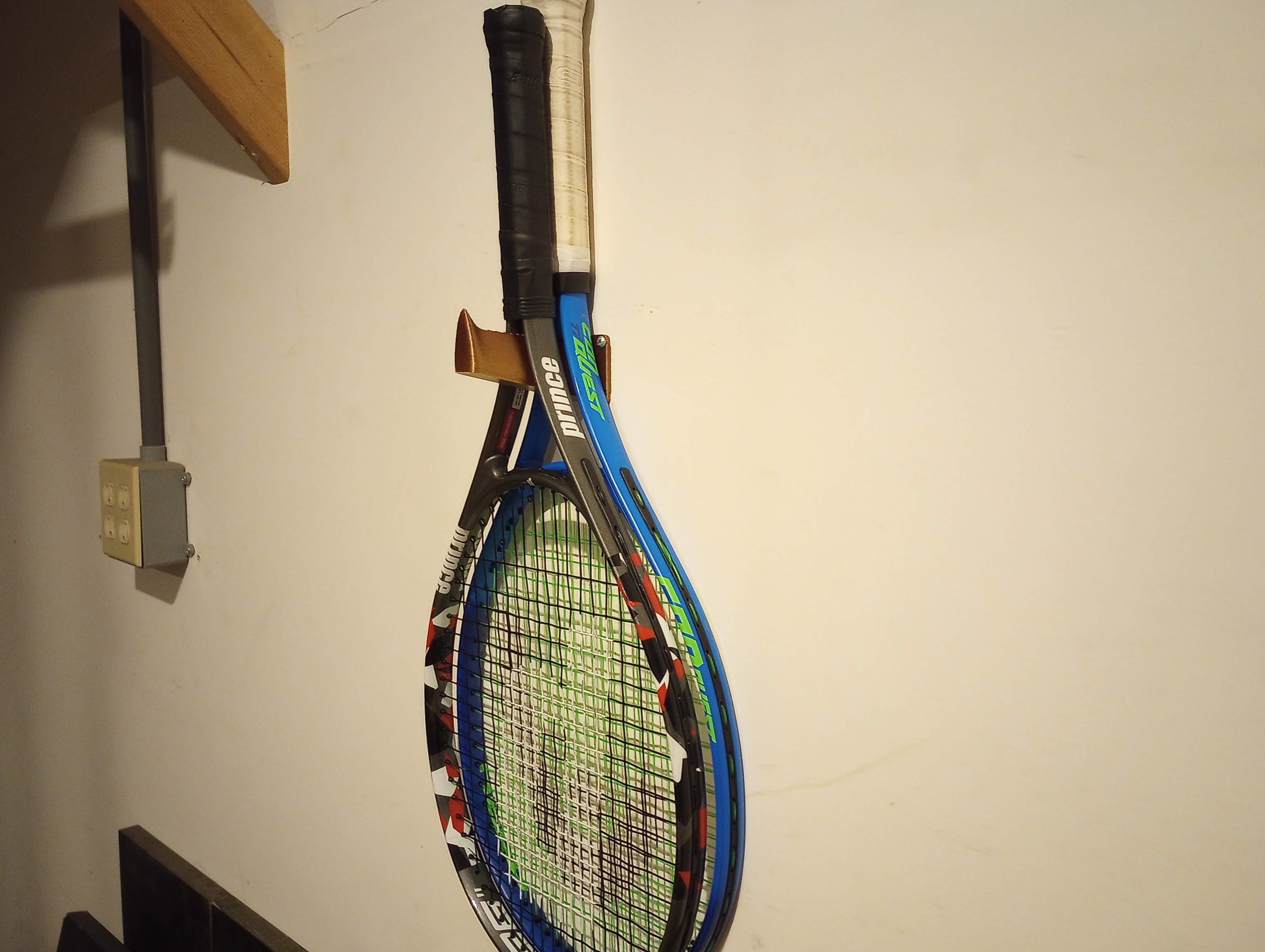Flat tennis racket holder wall mounted