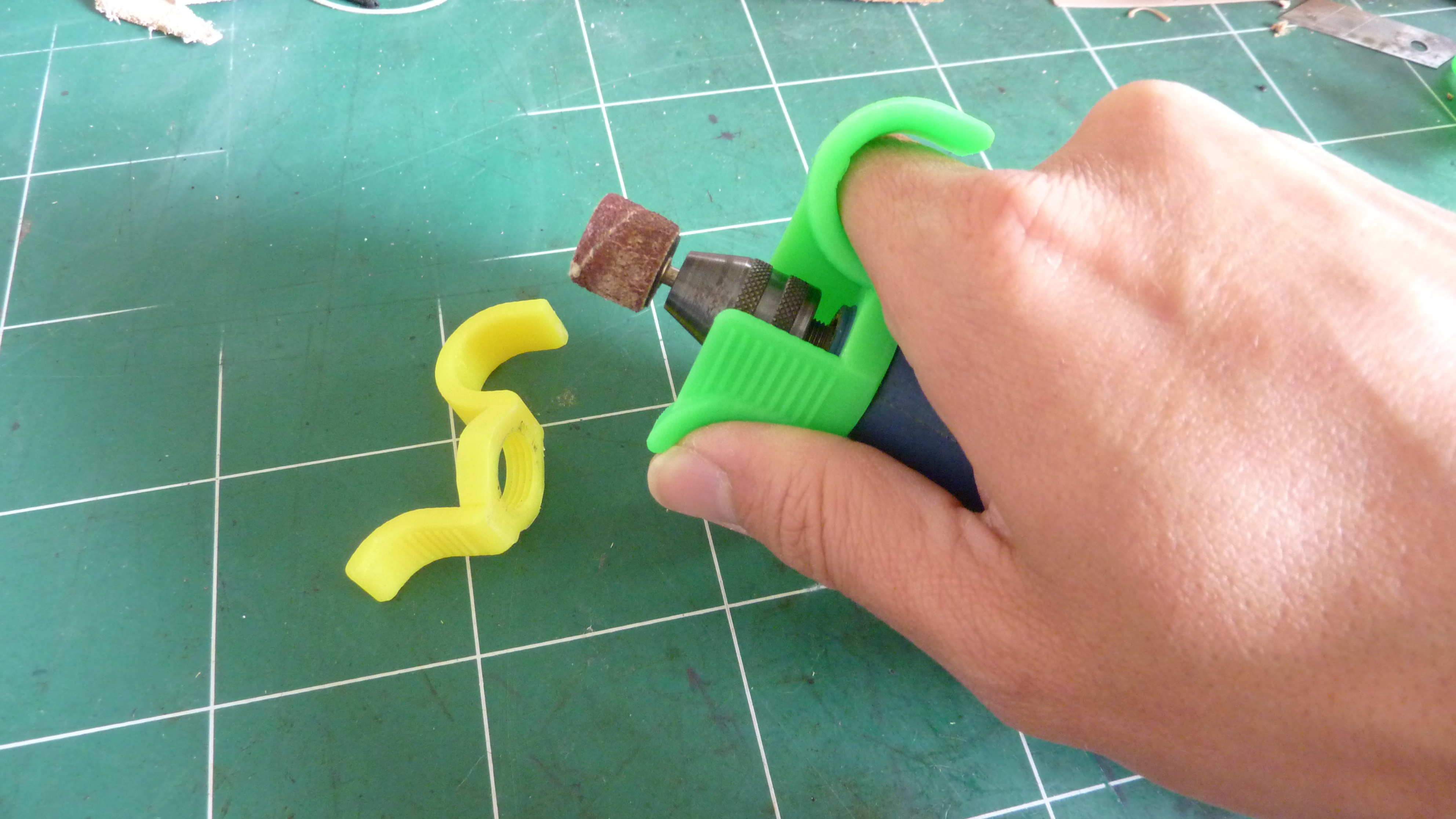 Precision handle for mini-drill / Dremel like  with finger protection - Poignée de précision pour mini-perceuse / Dremel avec protection des doigts.