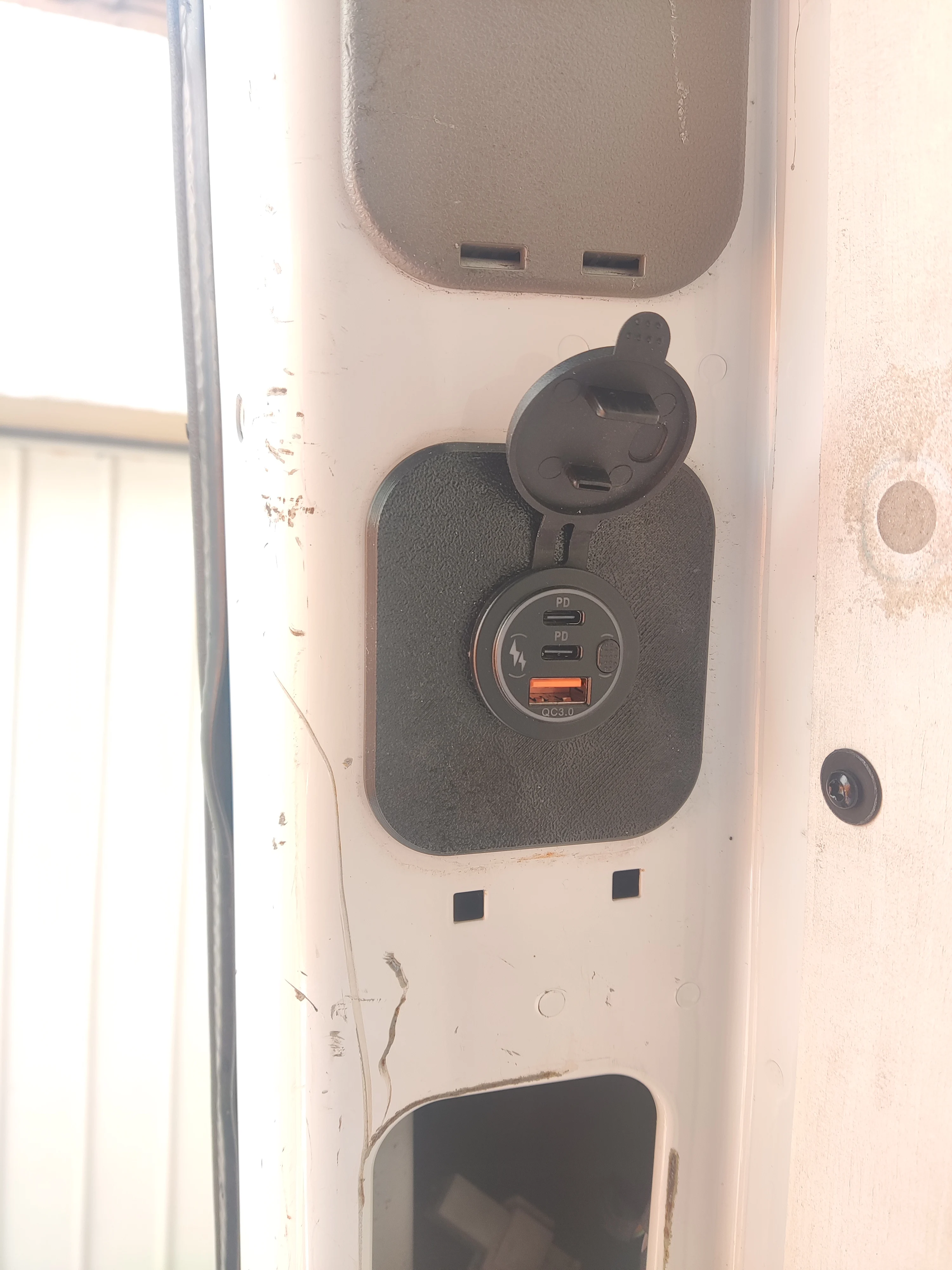 D-Pillar Switch Panel Remix for 30mm 12V / USB Sockets + Lights - Mercedes Sprinter / VW Crafter