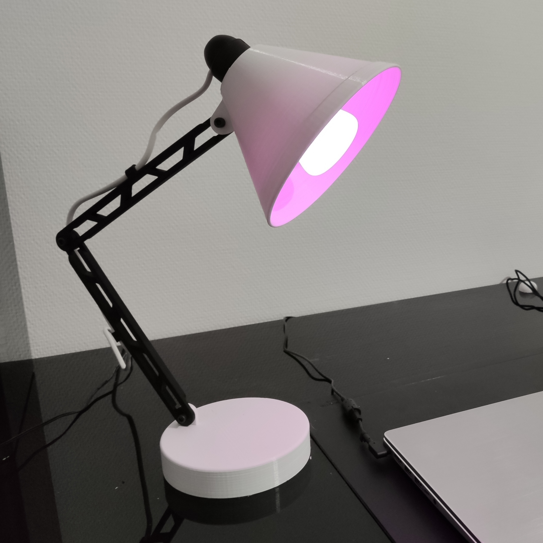 Desk / table lamp ajustable position