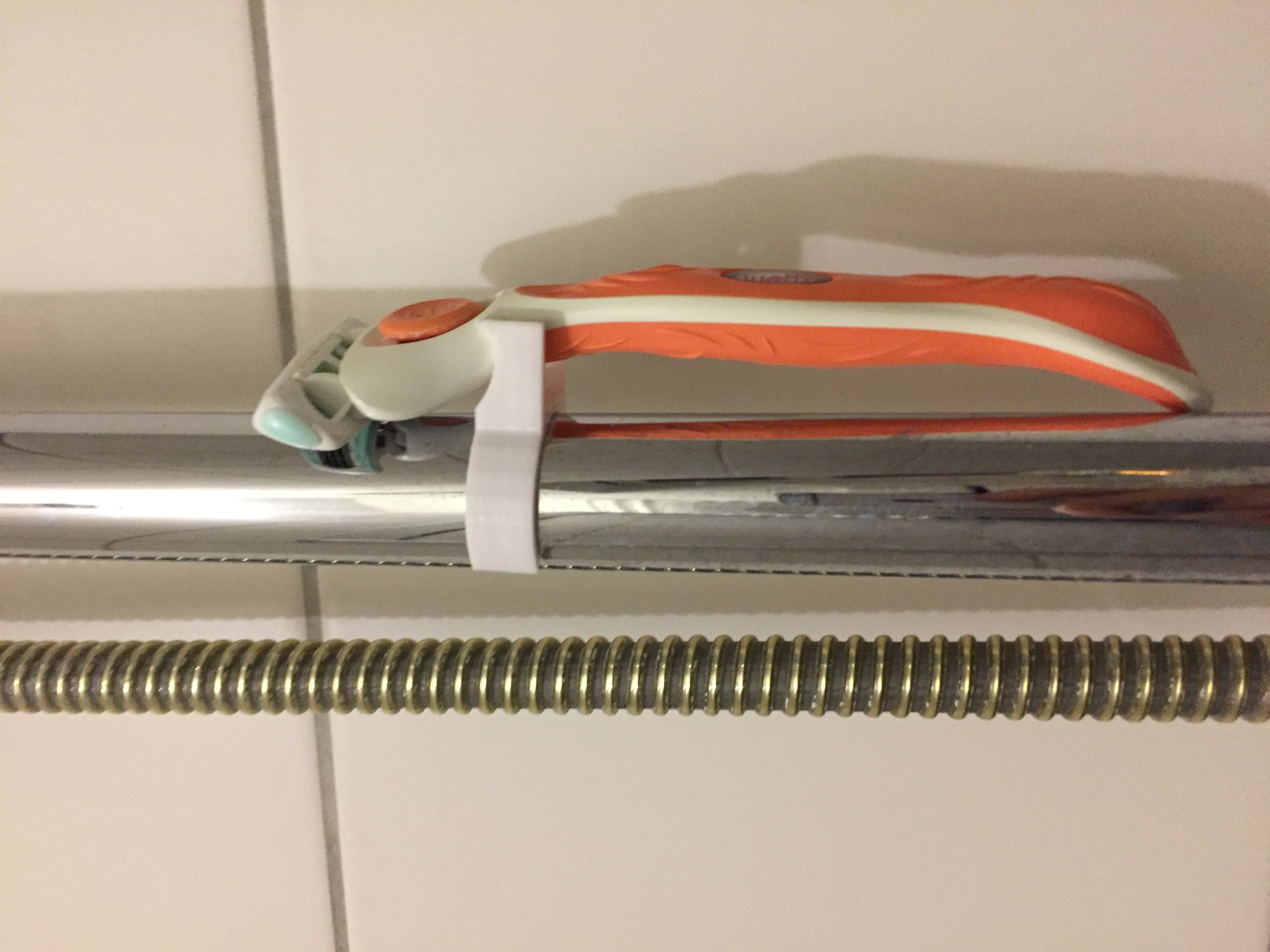 Razor Shower Clip
