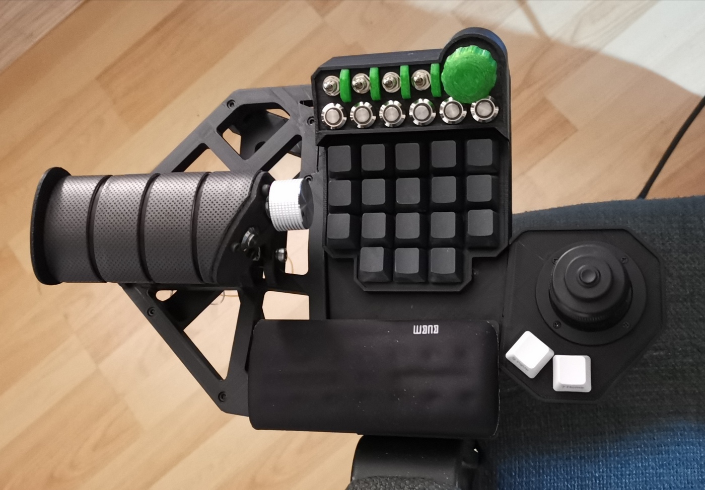 CtrlAltG13 modular - a Logitech G13 derivate + some stuff attached (defender cobra m5)