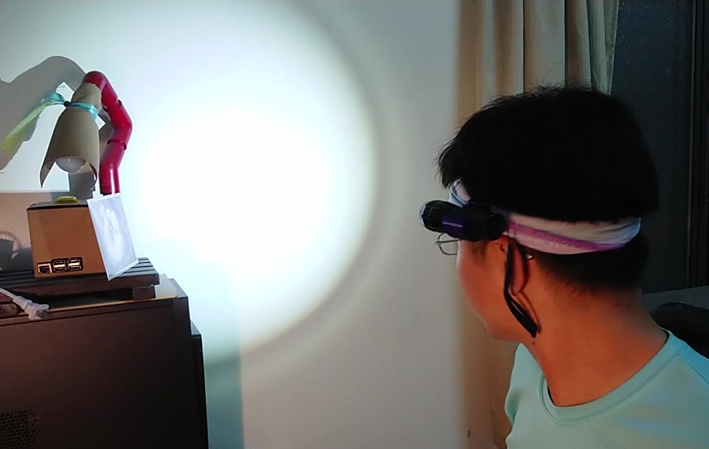 Turning a Flashlight into a Headlamp  把手電筒變頭燈