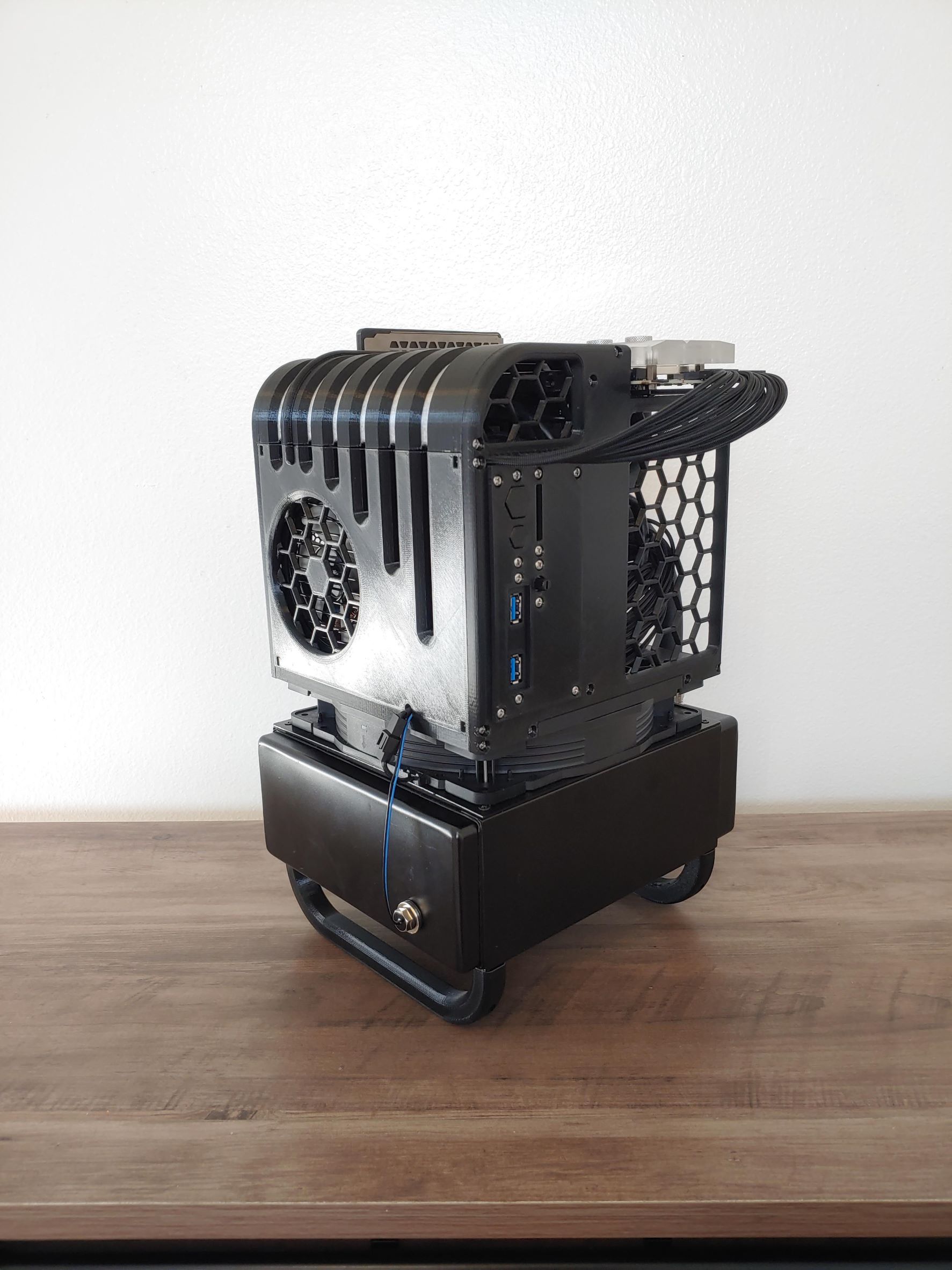 Custom ITX case for 200mm radiator watercooling