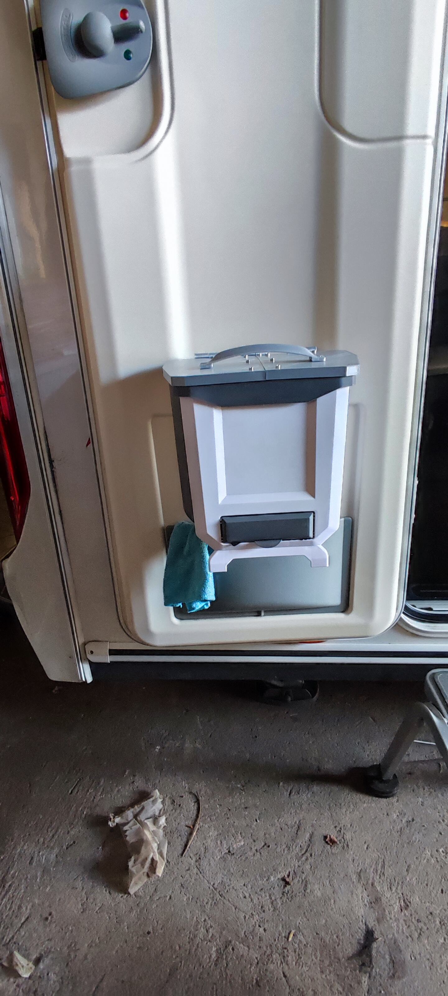 Deckel und Halter für faltbaren Mülleimer Wohnwagen Türe