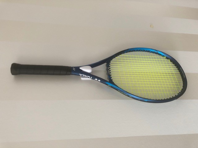 Single wall mounted tennis racket holder