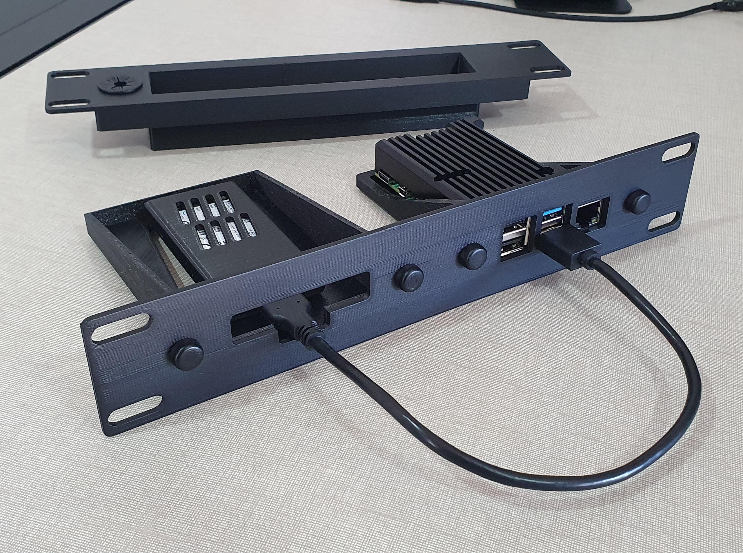 Raspberry Pi 4 + HDD - 10" rack panel