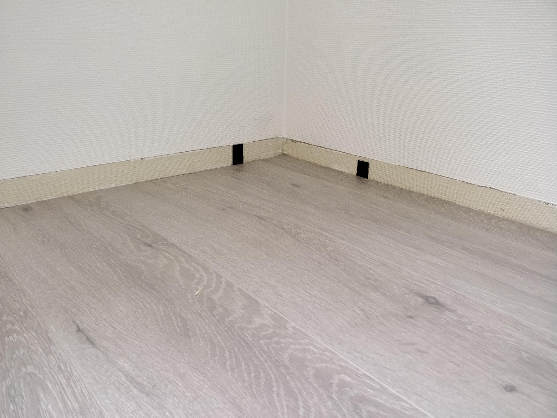 Floor spacers for parquet or laminate