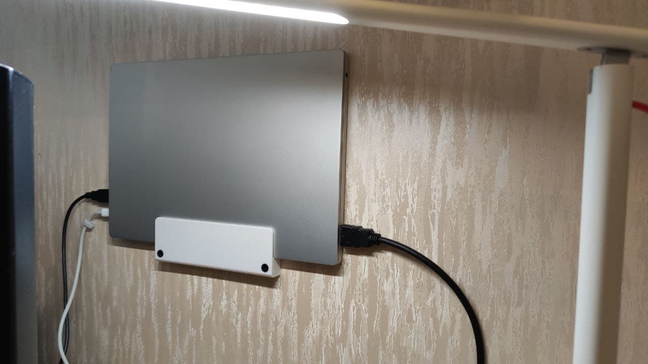 xiaomi air and other laptop holder wall