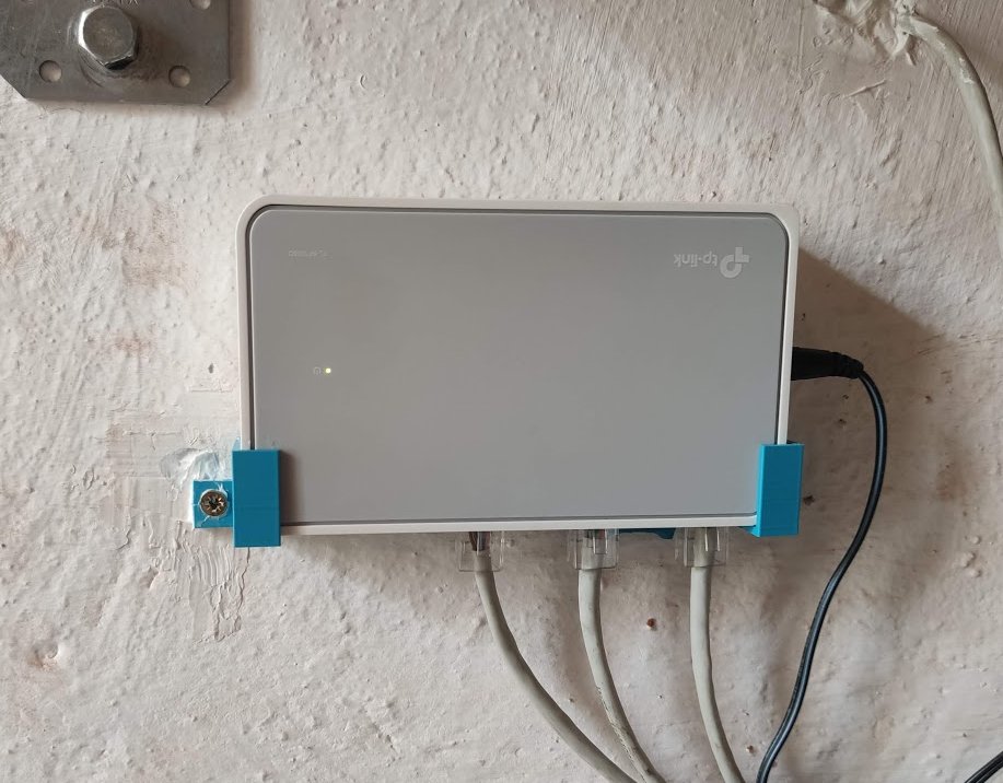 TP-Link TL-SF1008D Wall mount