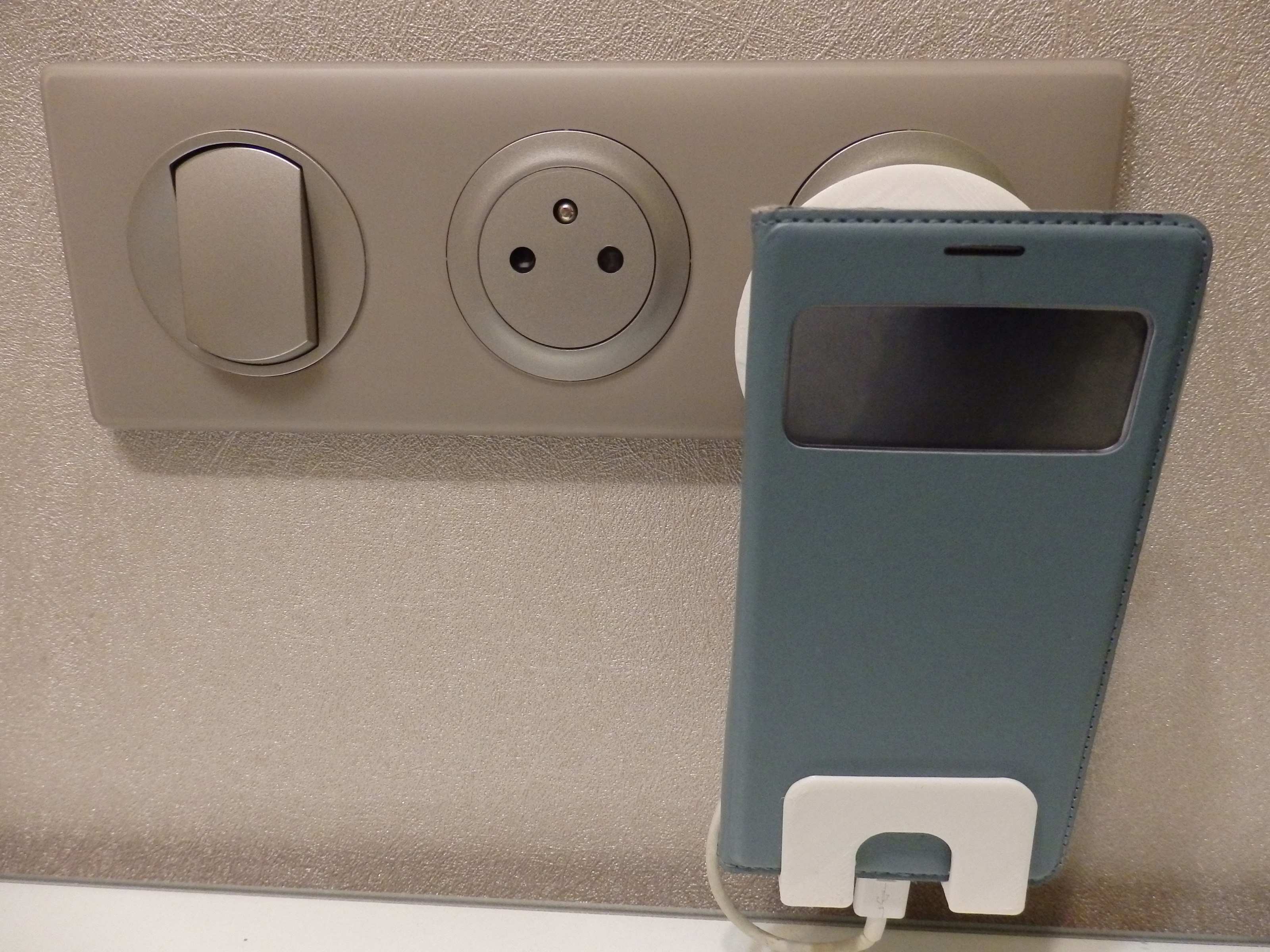 Vertical phone holder for charging / Phone holder for charging
