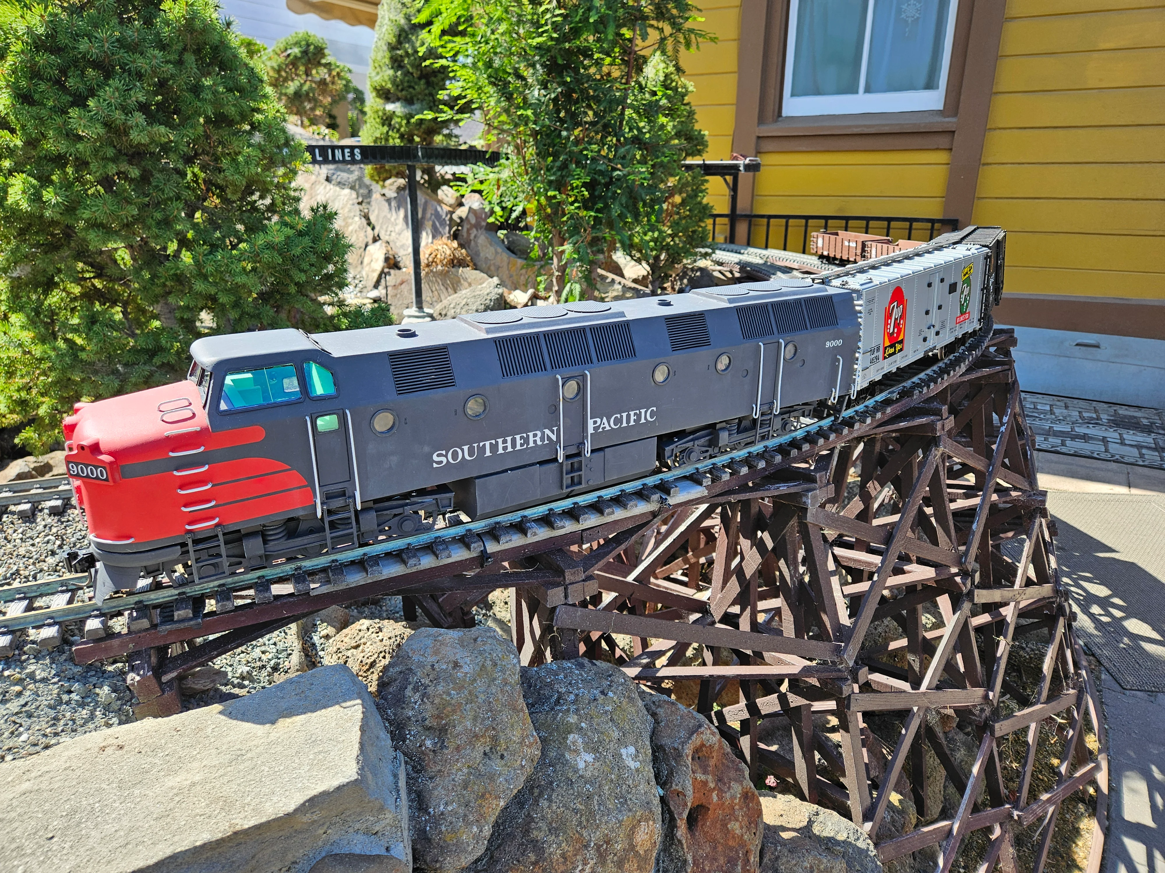 1:29 scale Southern Pacific and Rio Grande Configuration Krauss-Maffei ML 4000 Cab Unit  G Scale Locomotive