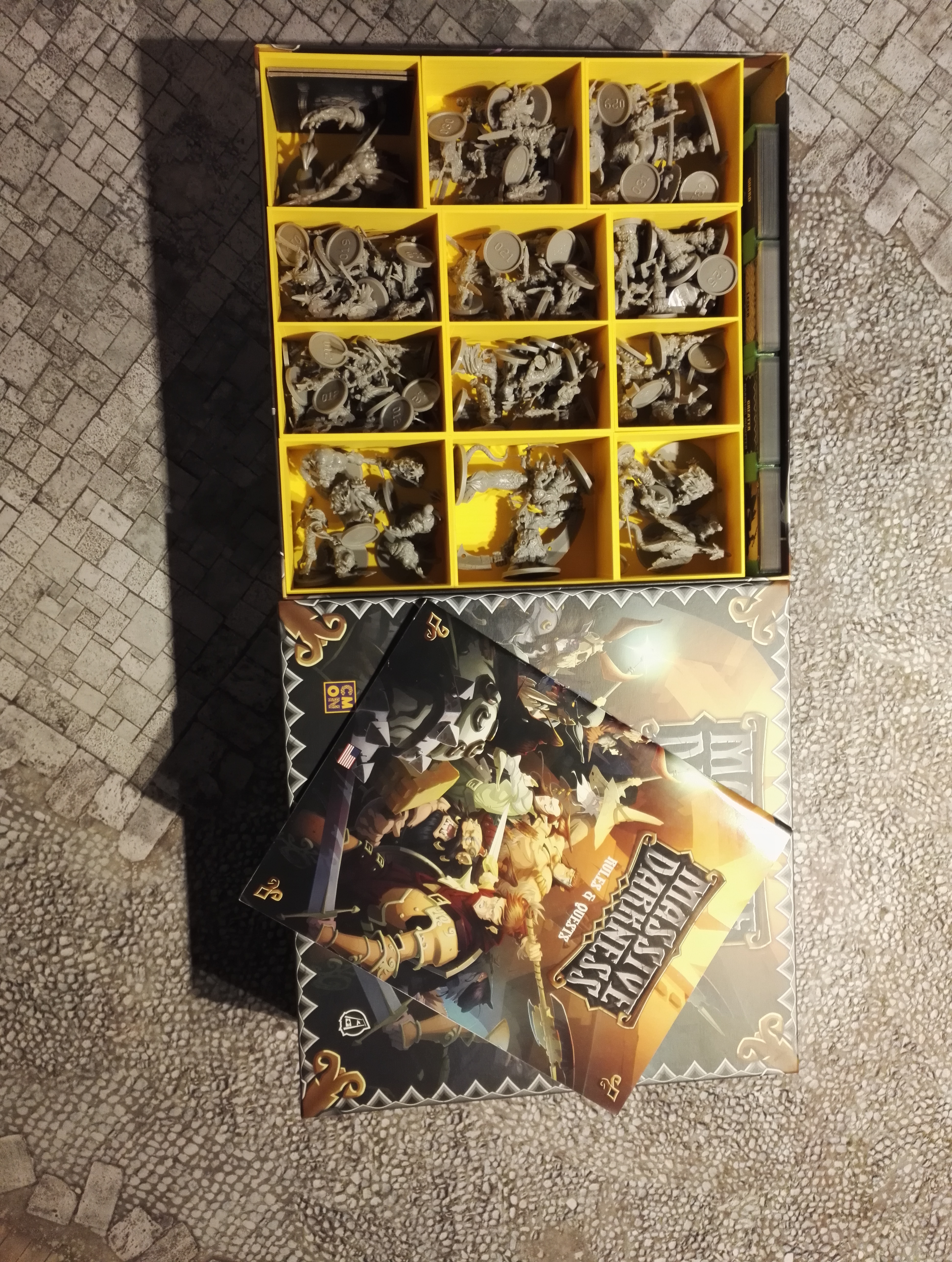 Massive Darkness insert