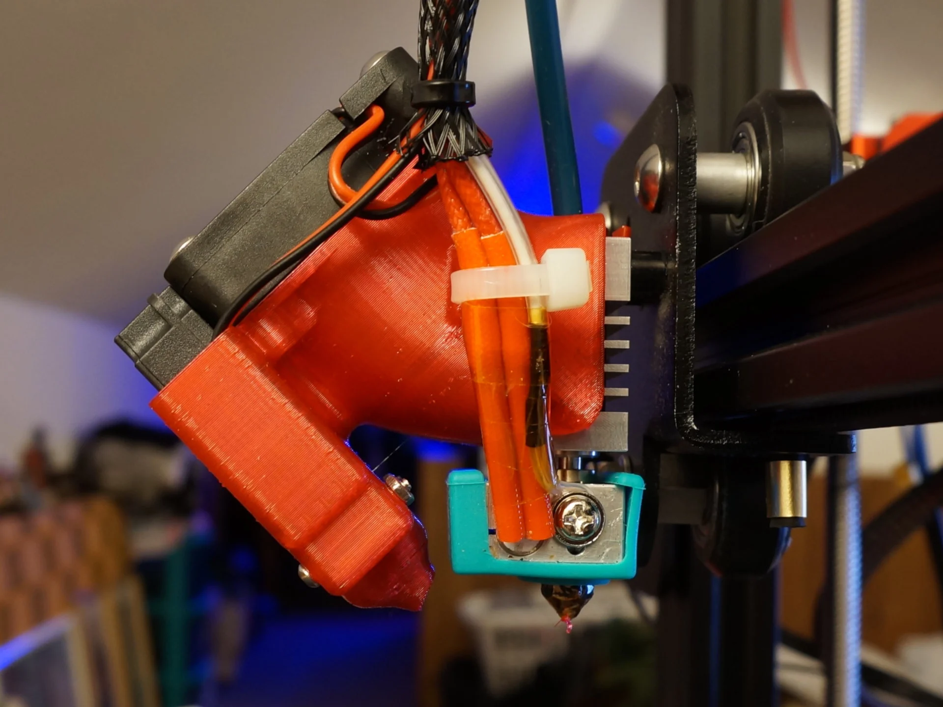 eB Fan shroud for Ender 3 / CR10.  Prints w/o supports.  Reverse flow cooling.