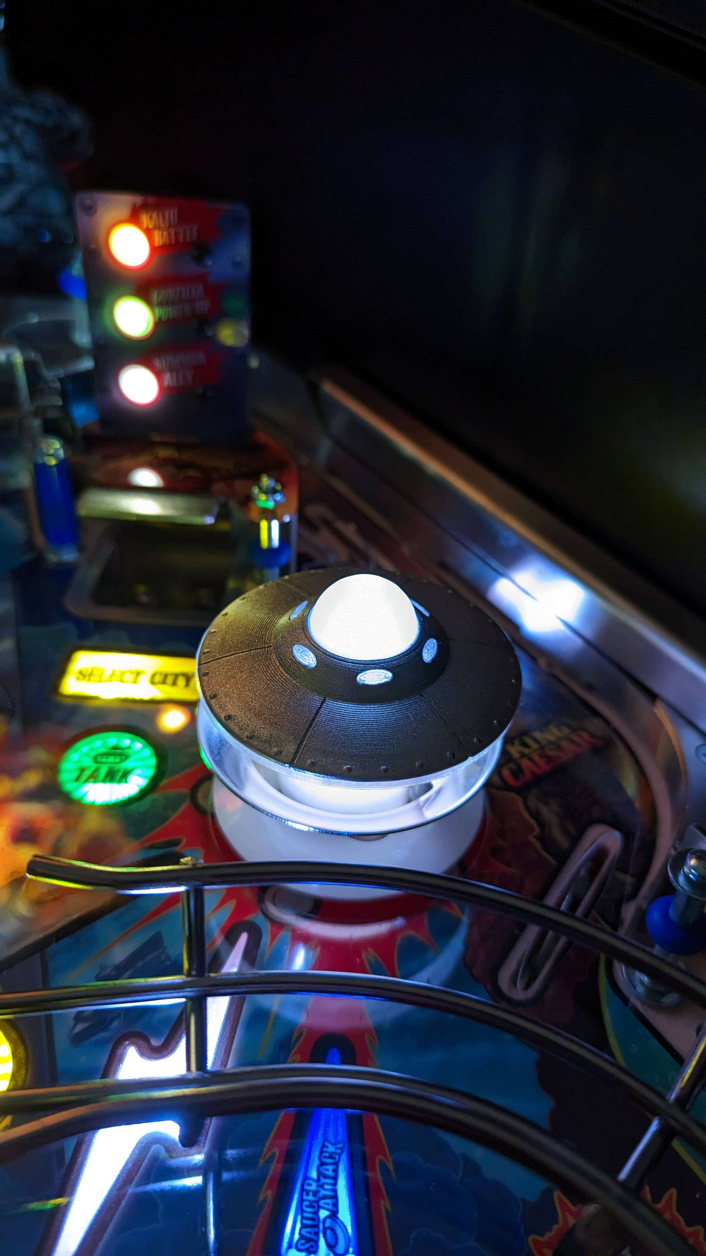 Godzilla flying saucer mod / Stern Pinball