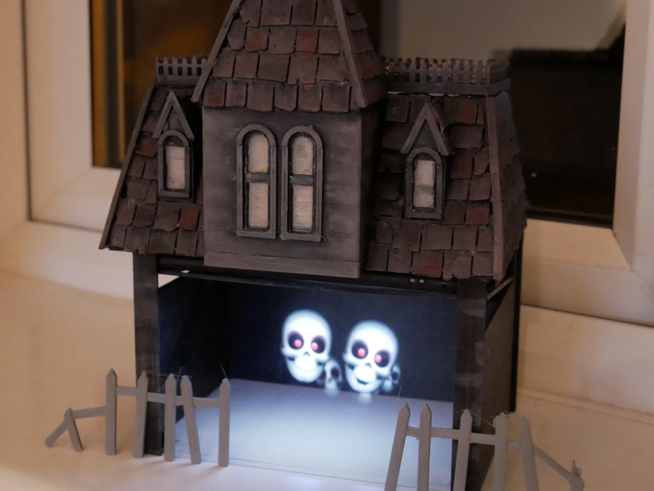 Peppers Ghost Effect - Halloween Haunted House