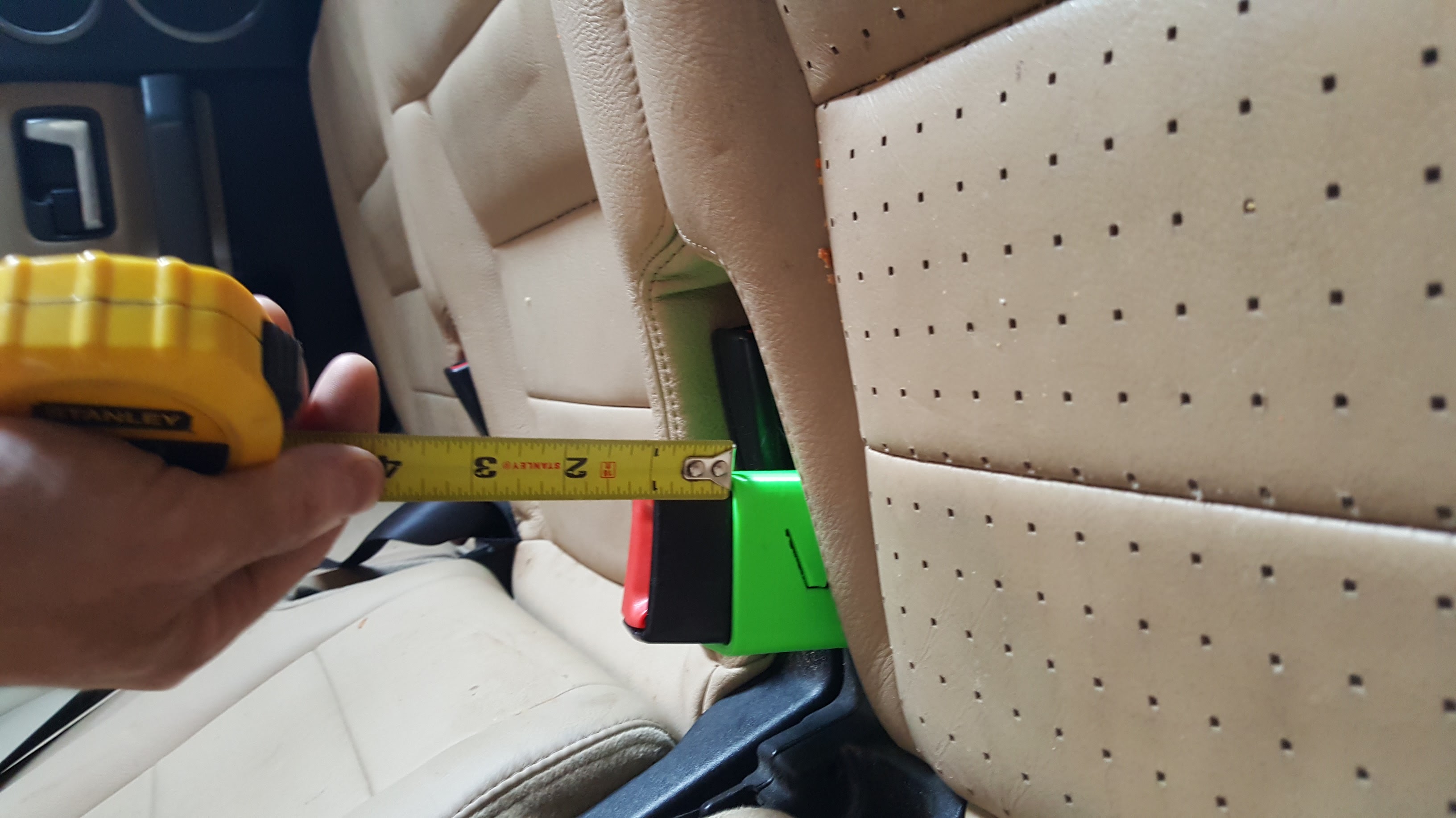 Land Rover LR3/LR4/Discovery mid-row seat seat belt latch holder