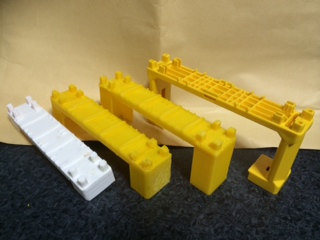 Plarail double-track bridge pier mini block.
