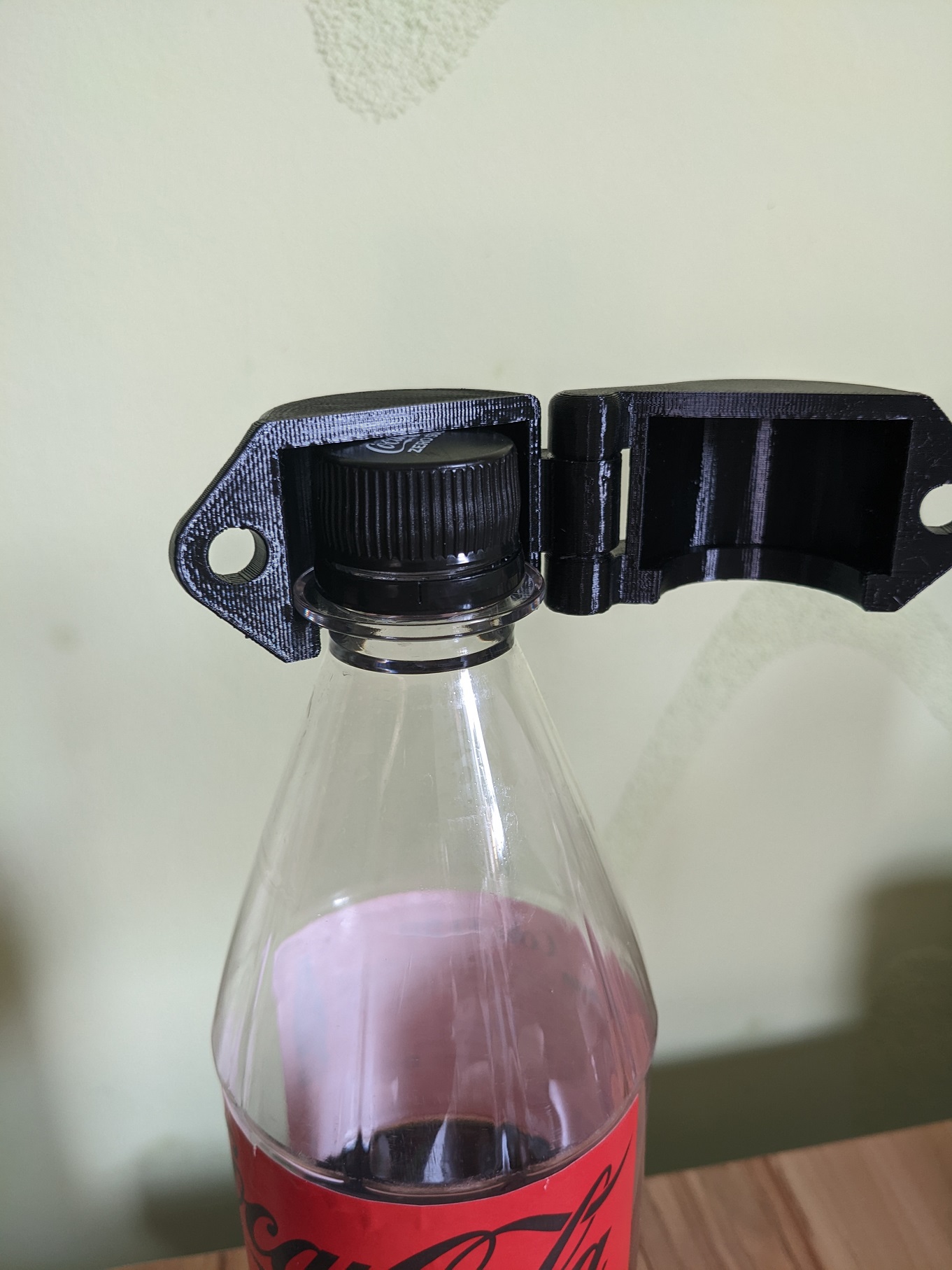 Bottle lock for Coca Cola Fanta Sprite 7up Water 1 Liter