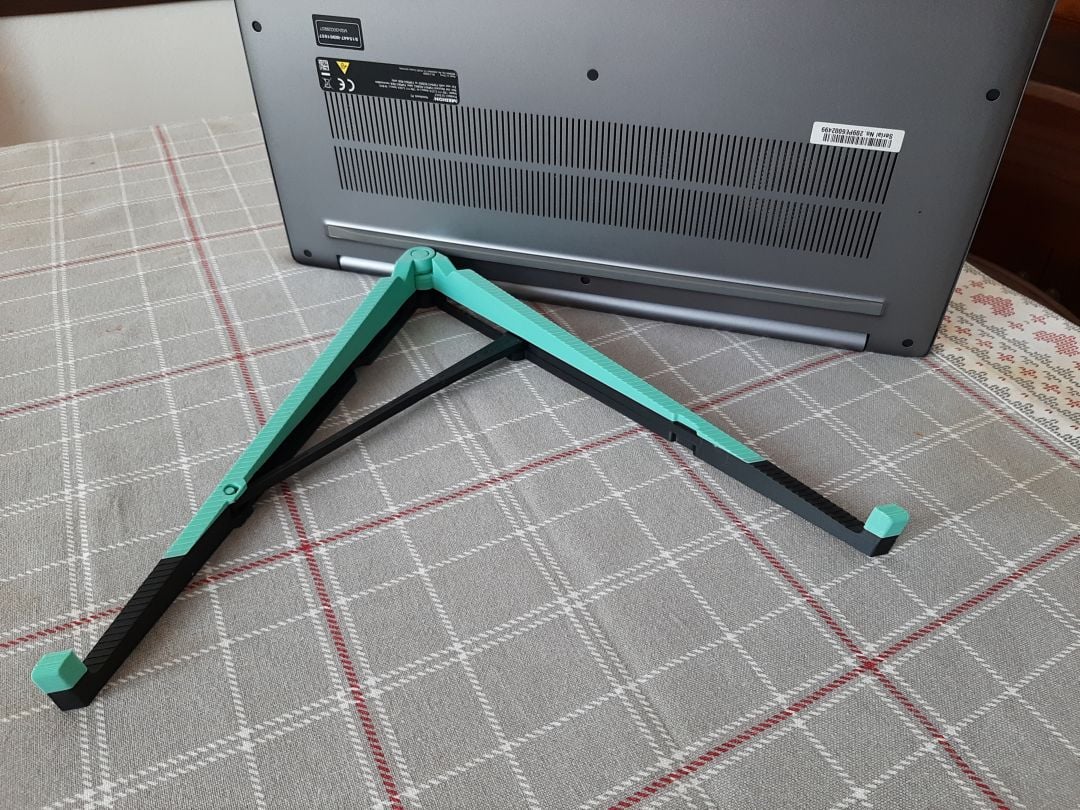 "Compasso" Solleva notebook ripiegabile magnetico (Magnetic foldable laptop lift to free the cooling vents). Print in place