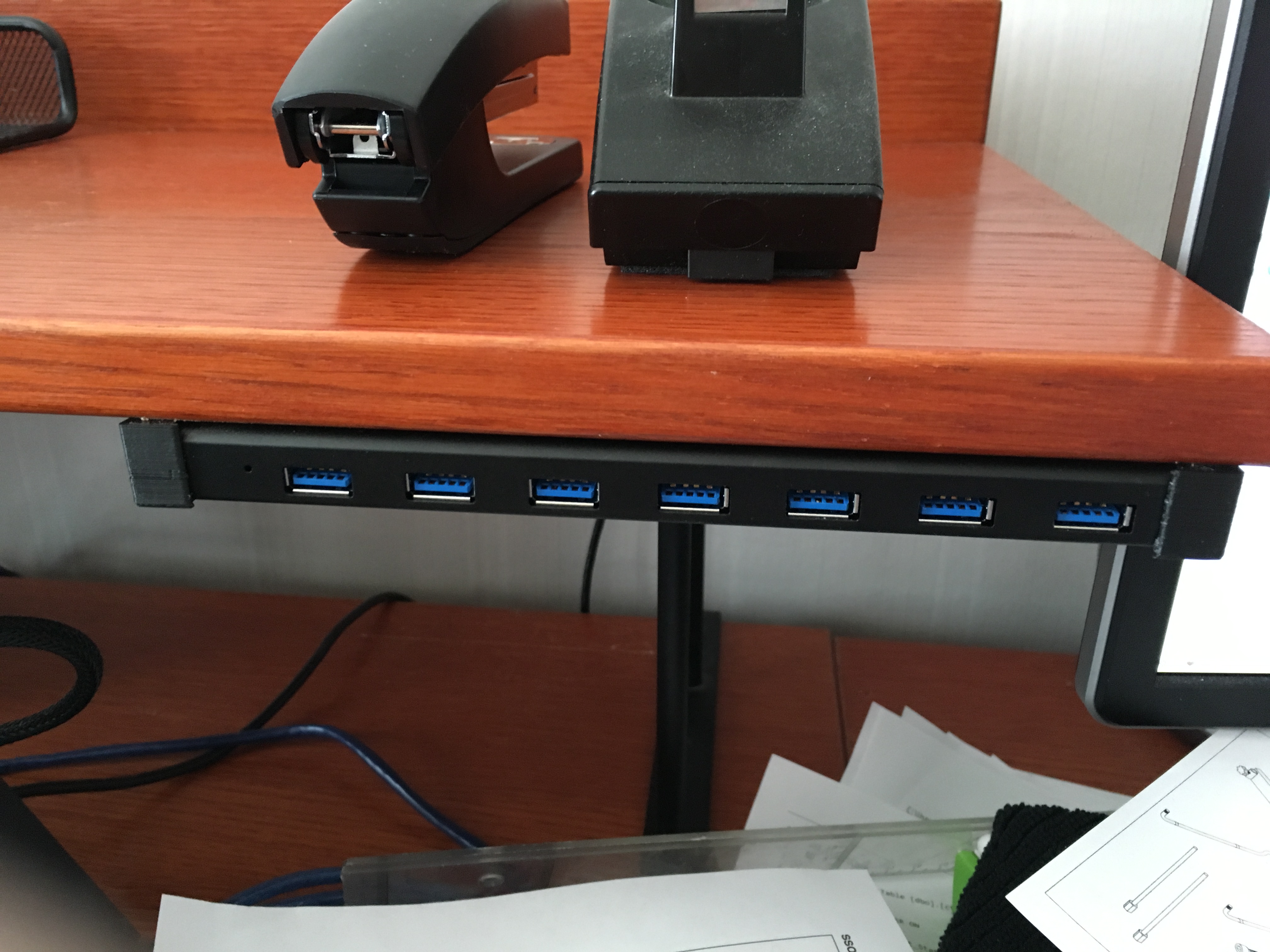 Deltaco USB hub bracket