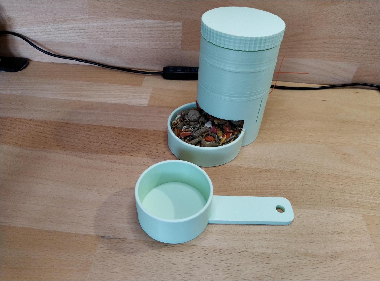 Automatic food dispenser for rodent