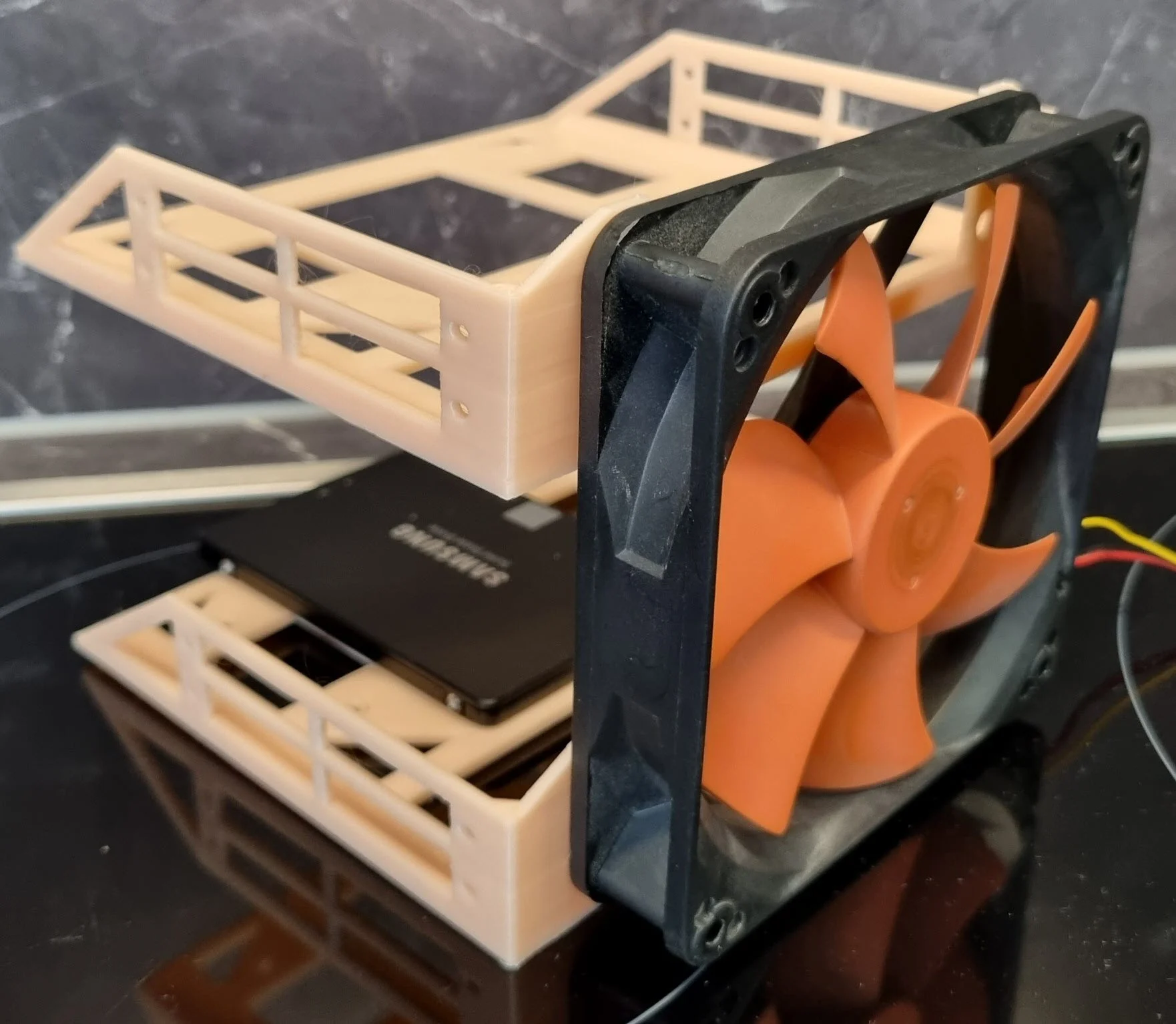 PC case 5,25" insert for 120mm fan and HDD or SSD