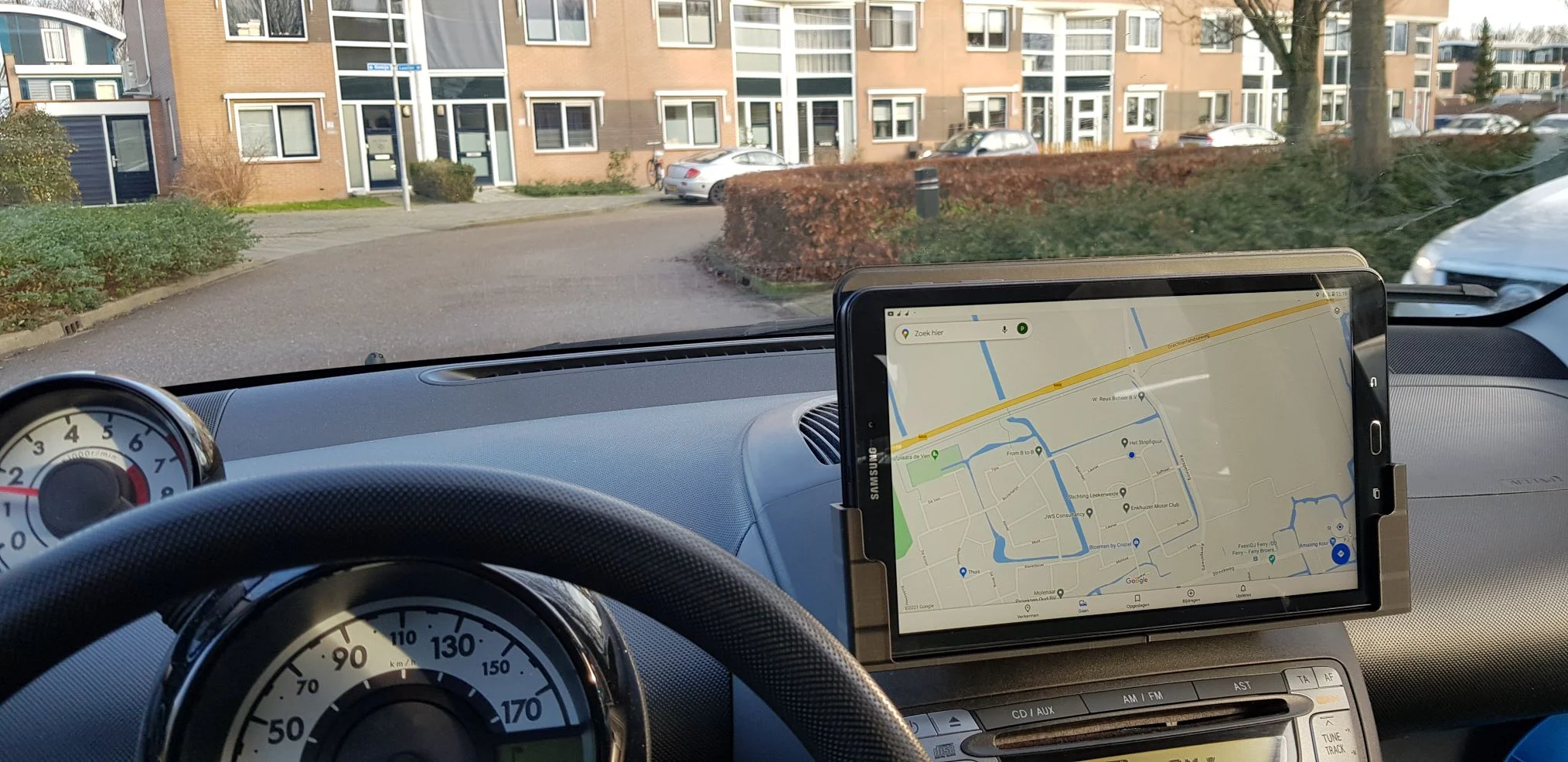 Tablet holder for Citroën C1 / Peugeot 107