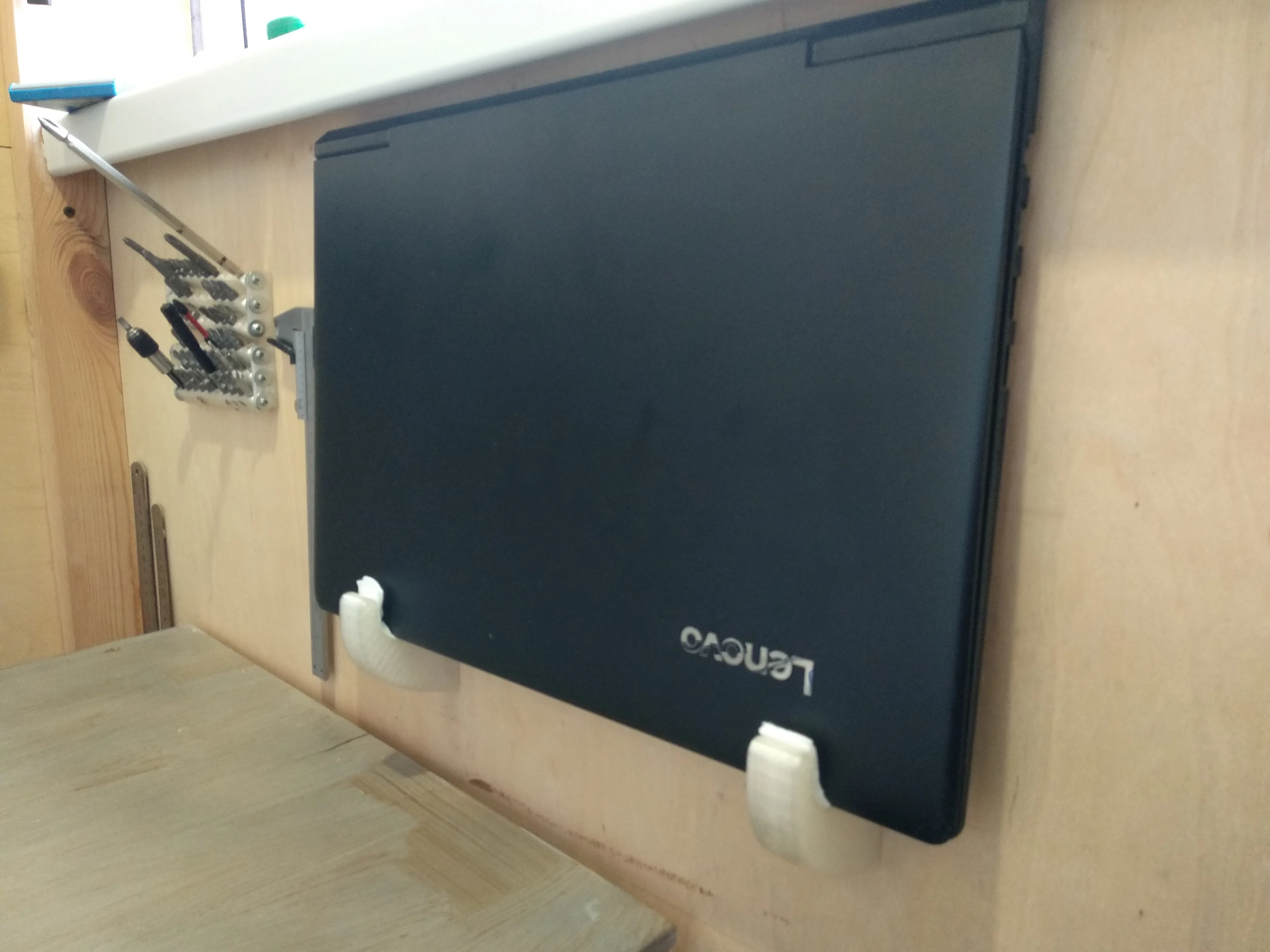 Laptop mount to the wall