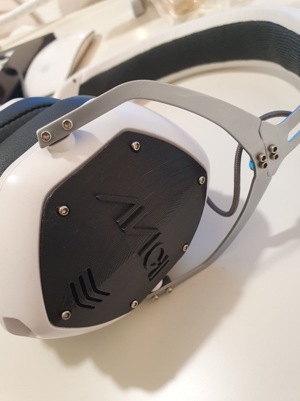Avicii V-moda Shield